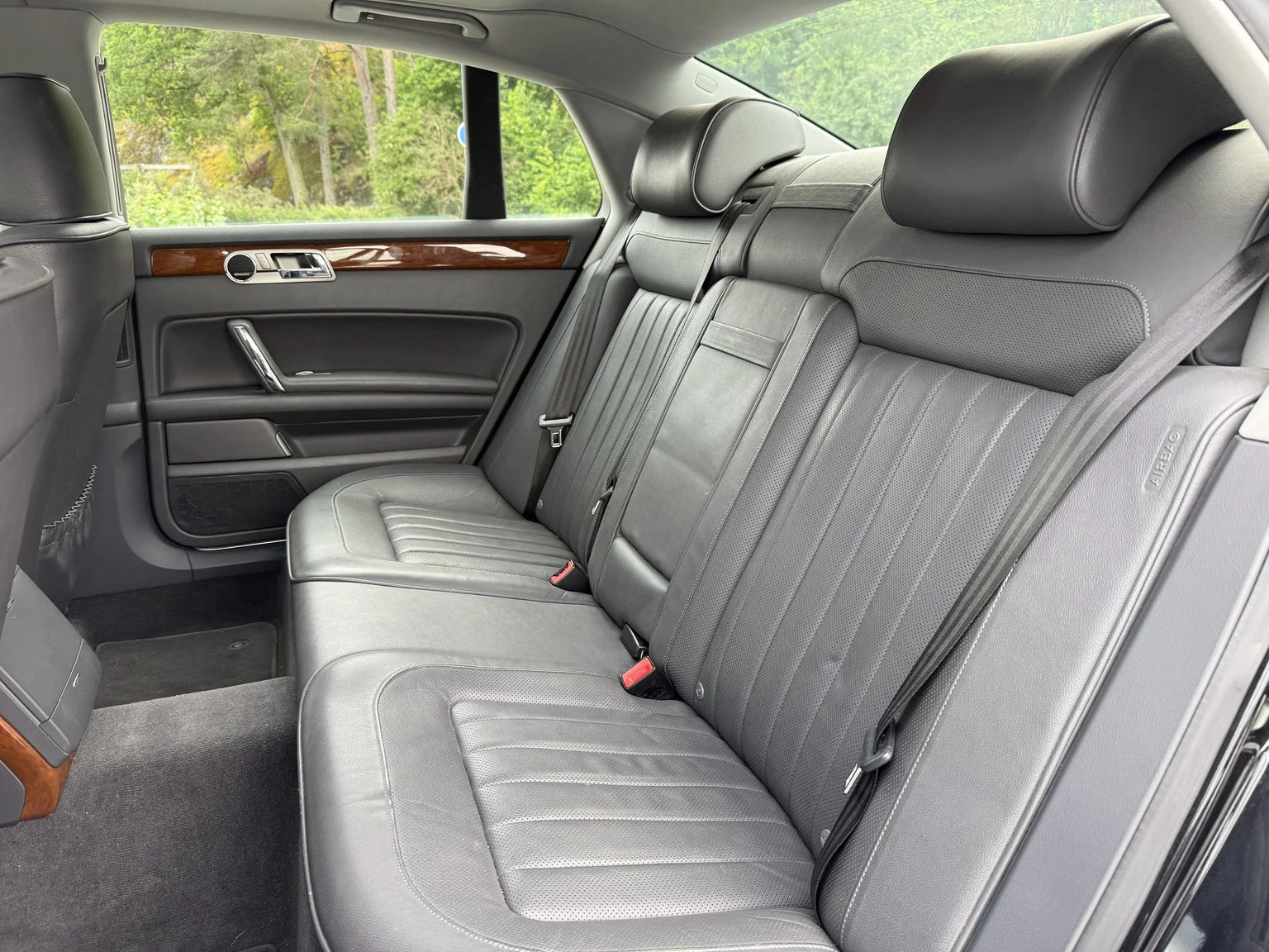 Innenraumfoto von 2013 Volkswagen Phaeton 3.0 TDI (46)
