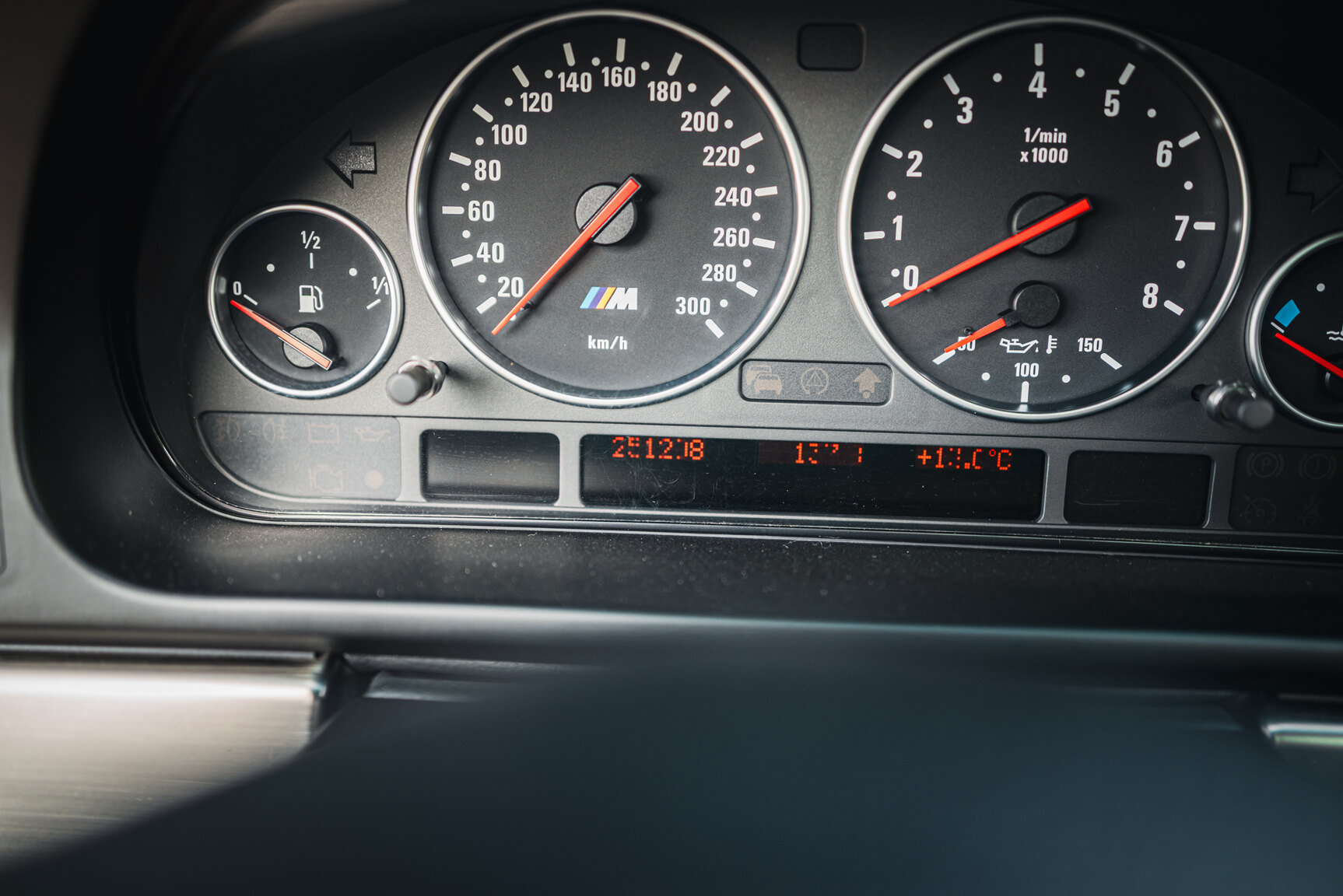 Interior image of 2000 BMW M5 E39