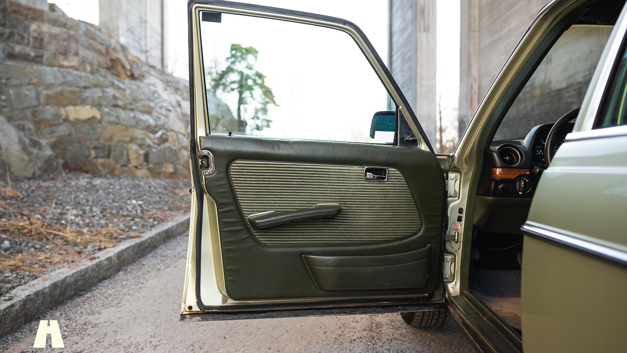 Innenraumfoto von 1985 Mercedes-Benz 200 Series 3  (4)