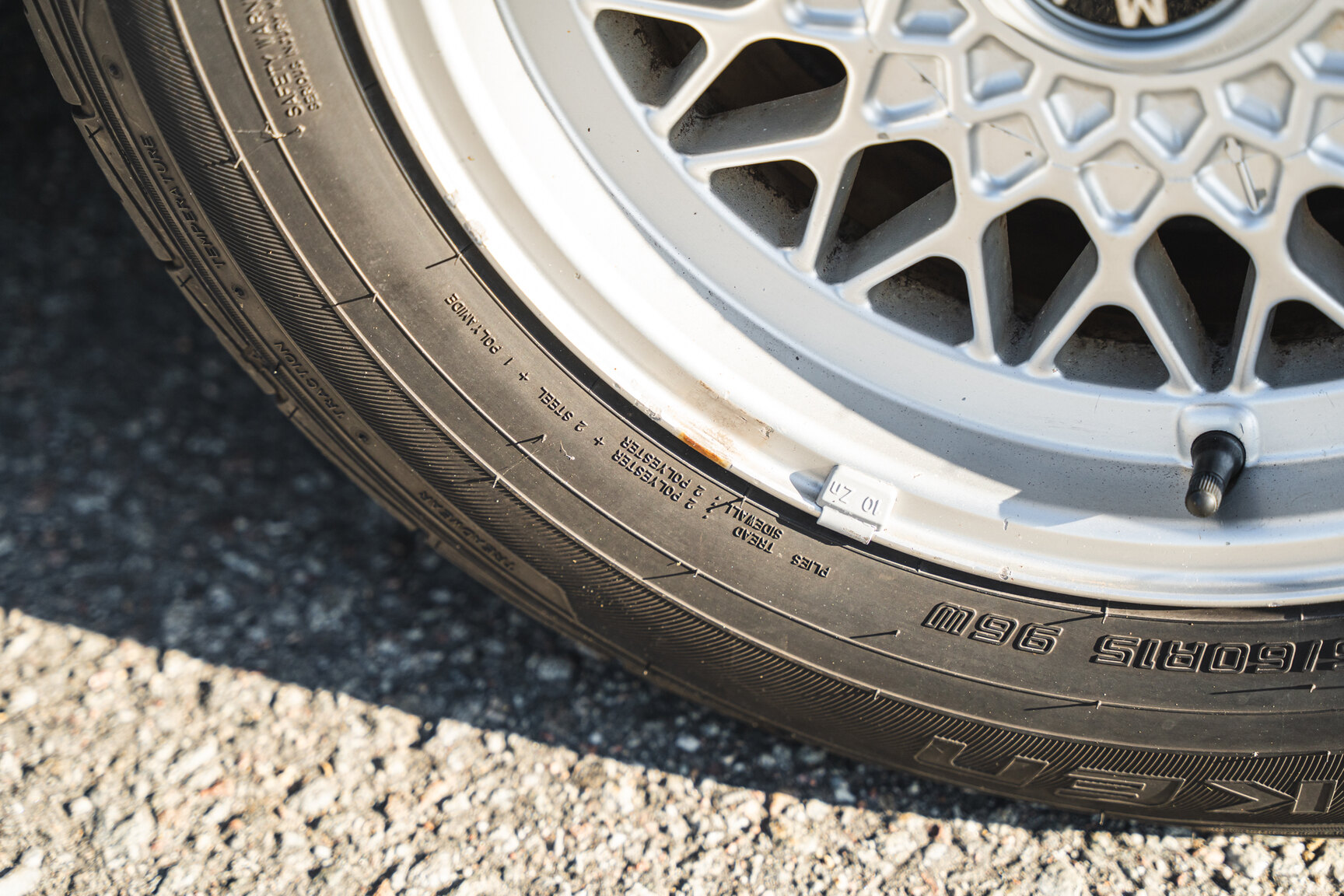 Exterior image of 1994 BMW 520i E34