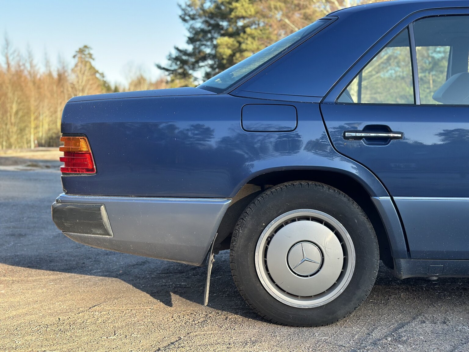 Exterior image of 1991 Mercedes-Benz 230 E 
