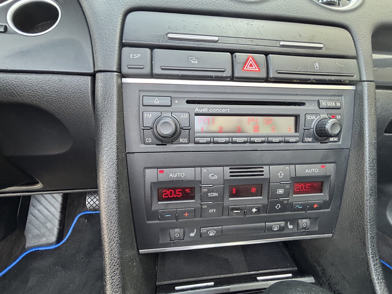 Interior image of 2003 Audi A4 Cabriolet 2.4 V6 Multitronic
