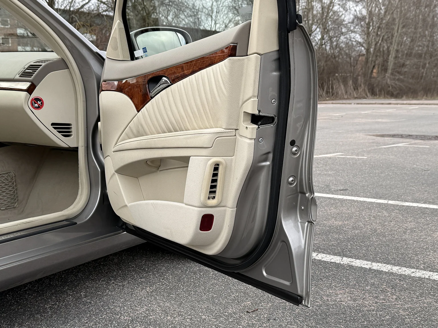 Interior image of 2004 Mercedes-Benz E 500 7G-Tronic (41)