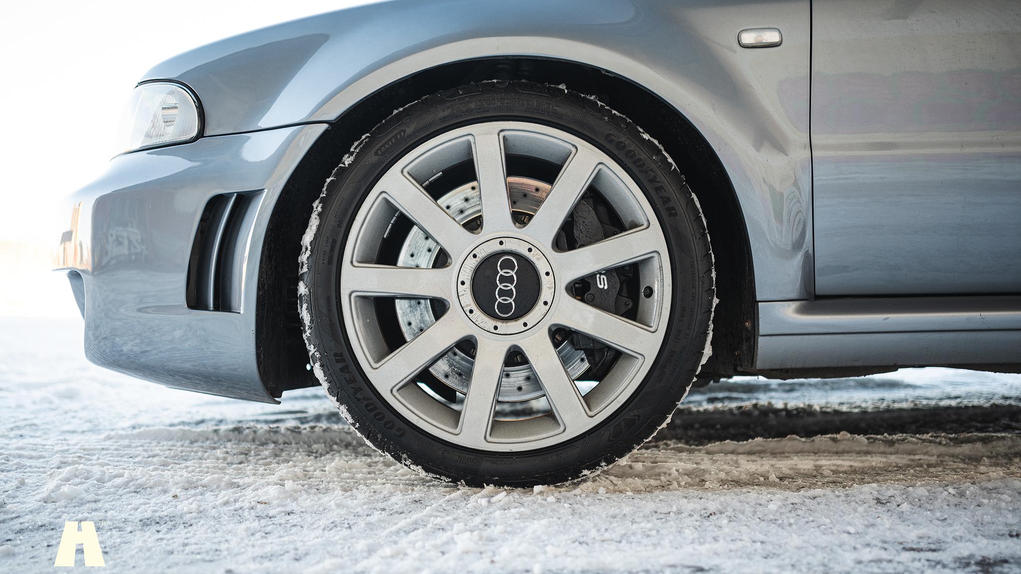 Exteriörbild på 2001 Audi RS4 B5 (25)