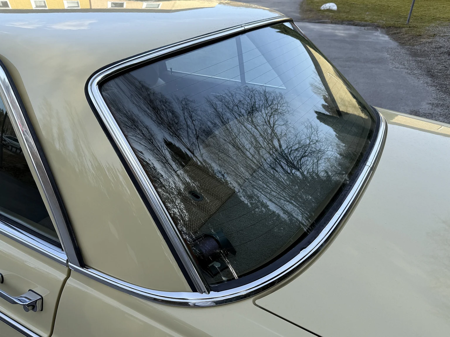 Exteriörbild på 1974 Mercedes-Benz 230 Automatic (53)