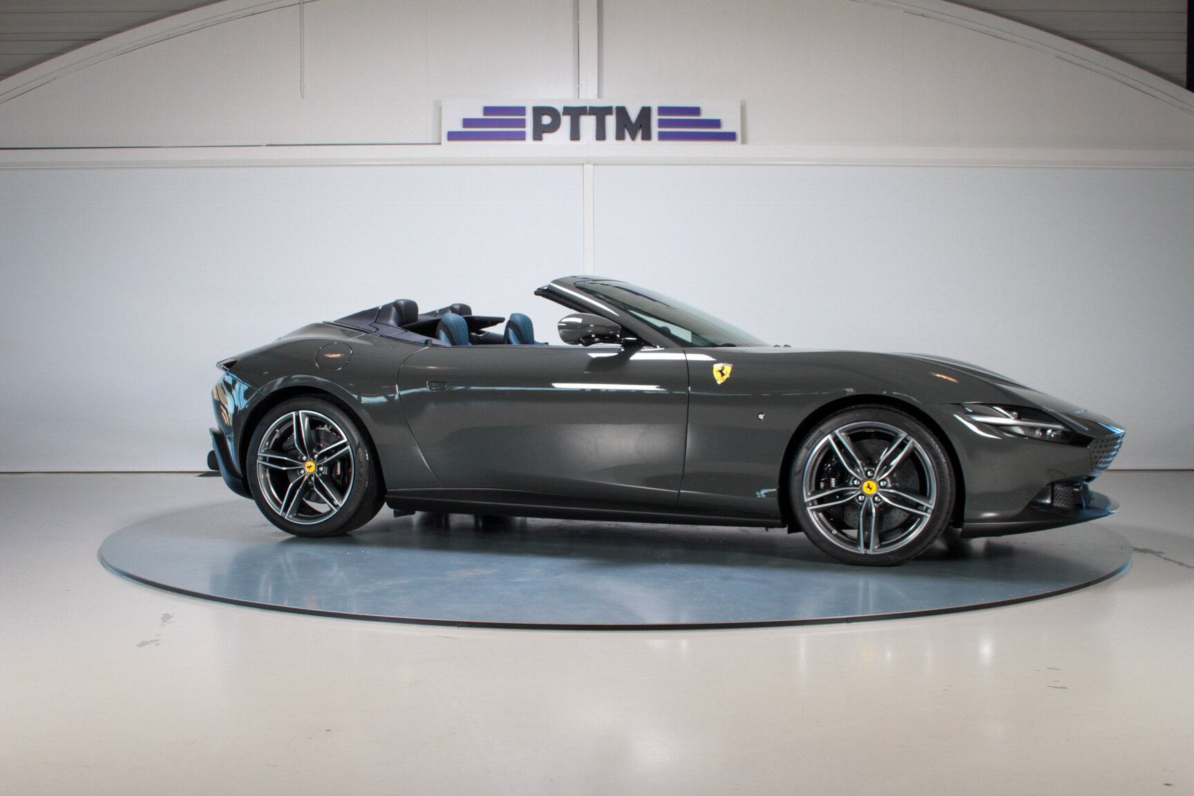 Exteriörbild på 2024 Ferrari Roma Spider