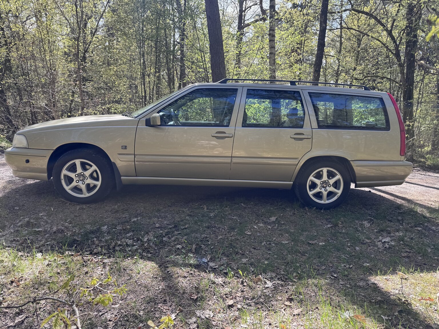 Exterior image of 1999 Volvo V70 2.5