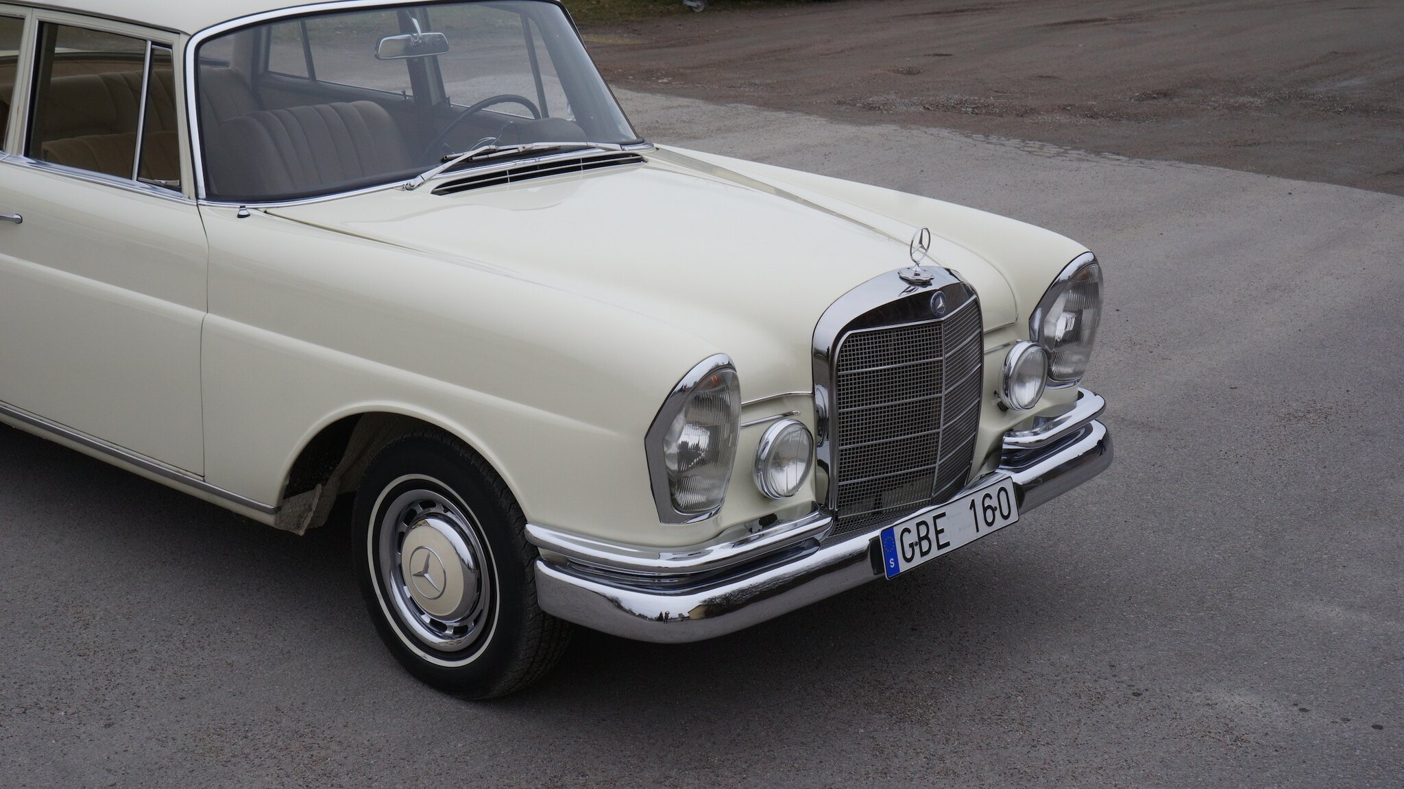 Exteriörbild på 1966 Mercedes-Benz 230 S