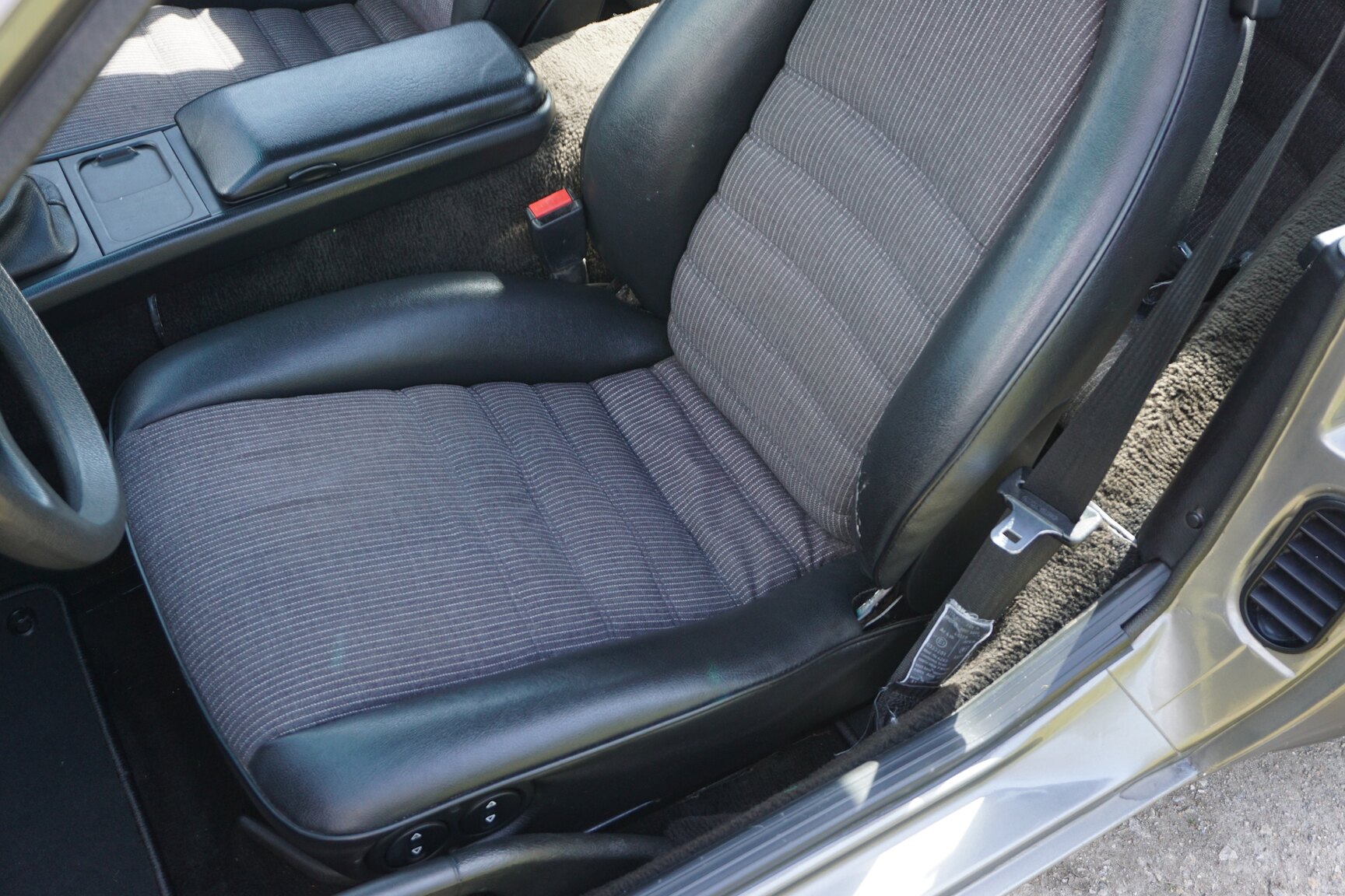 Innenraumfoto von 1985 Porsche 944 "NO RESERVE AUCTION"