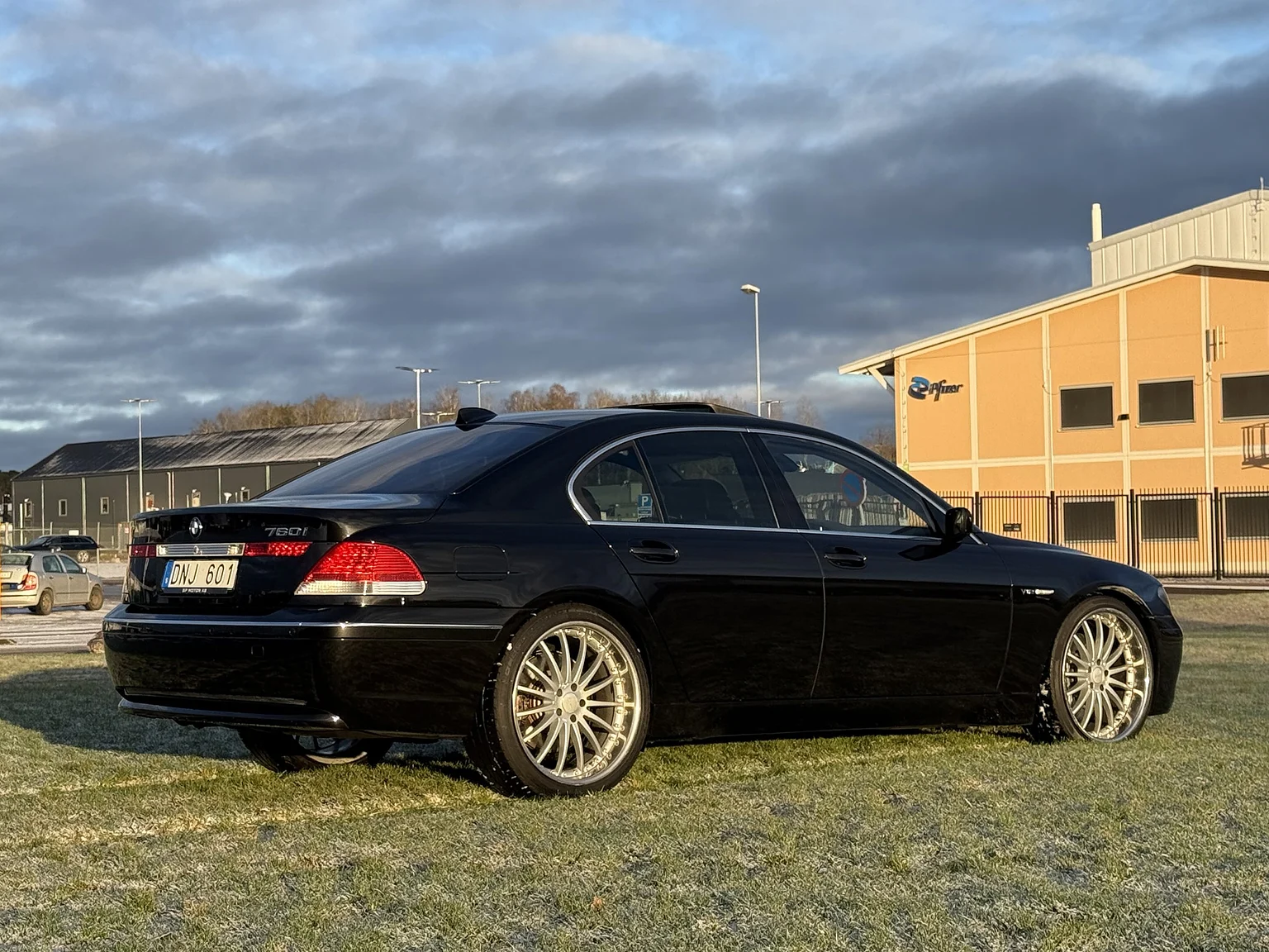 Exterior image of 2003 BMW 760i (8)