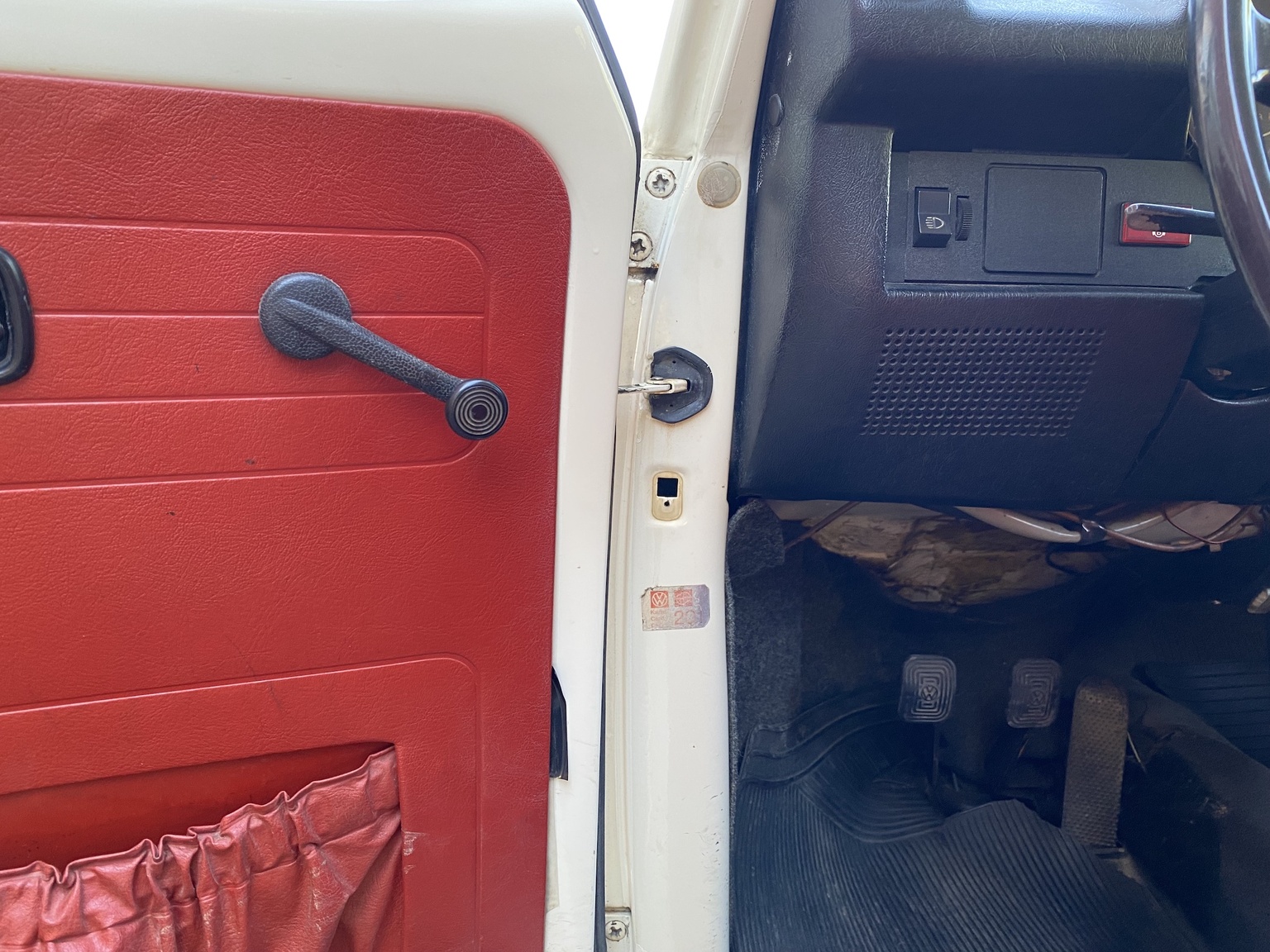 Interior image of 1974 Volkswagen Beetle 1303 S (6)