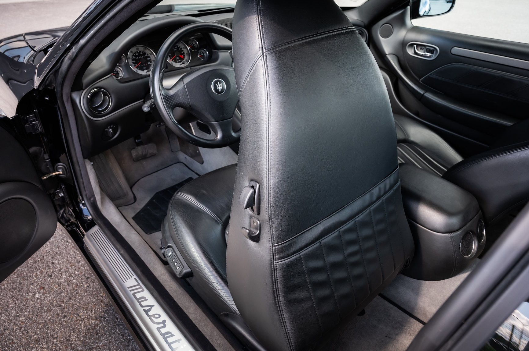 Interior image of 2004 Maserati Coupé 4.2 V8 Cambiocorsa