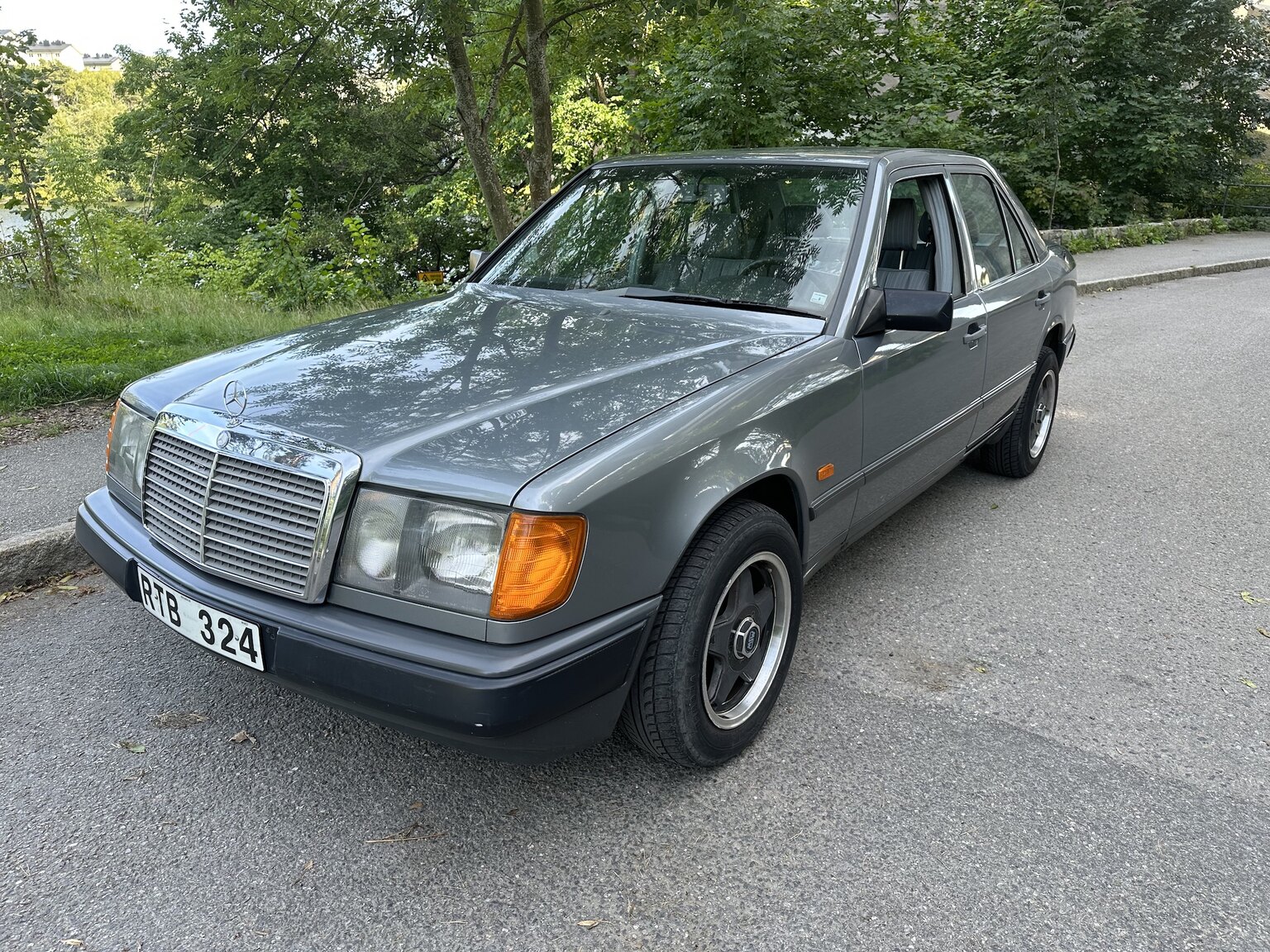 Exteriörbild på 1989 Mercedes-Benz 230E
