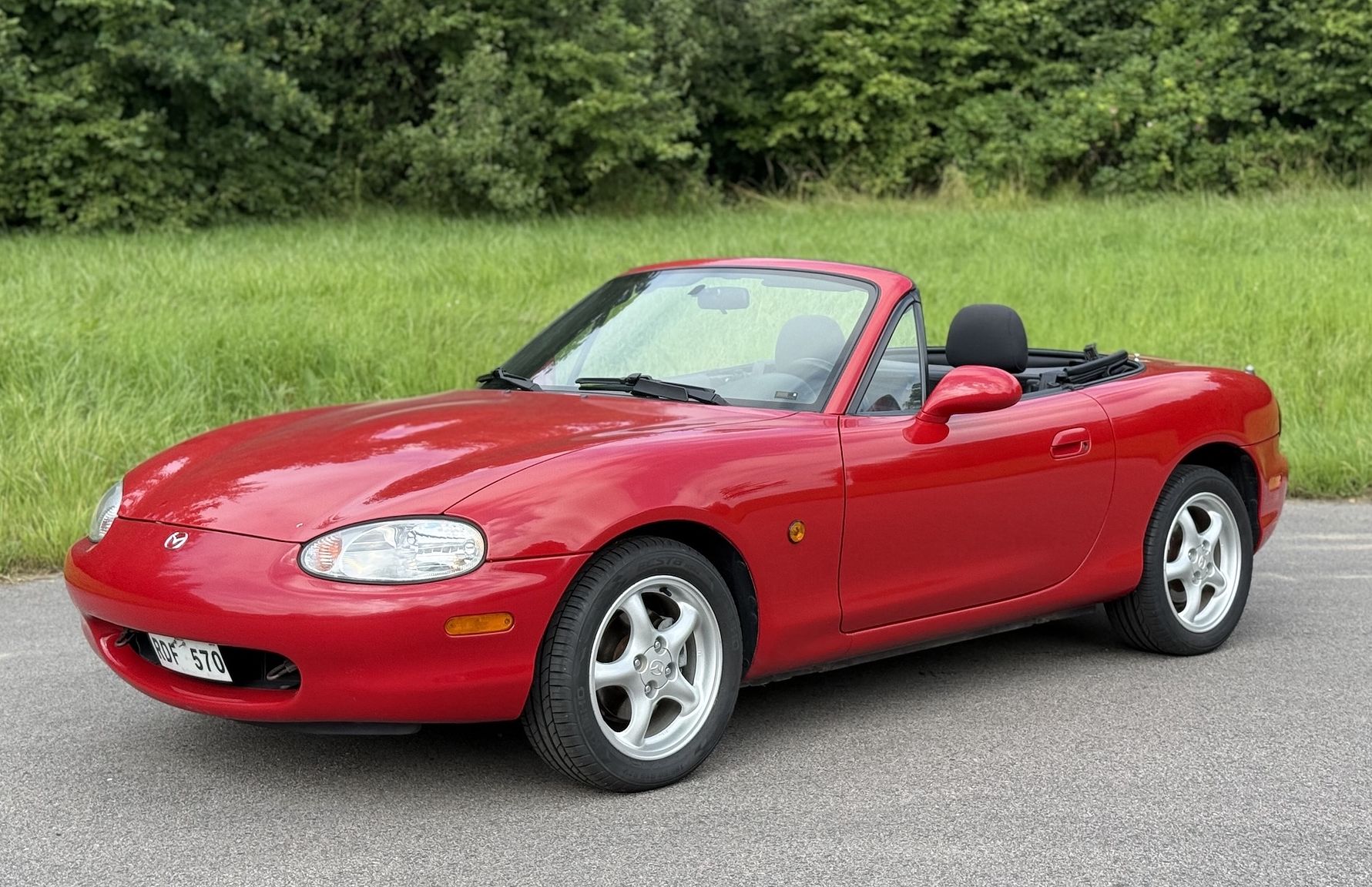 Interior image of 1999 Mazda MX-5