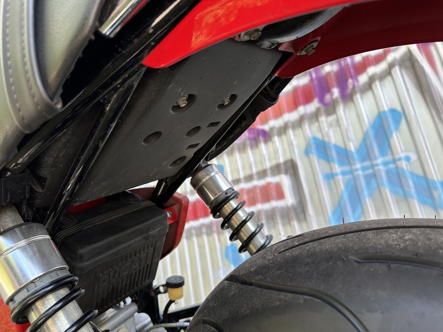 Exterior image of 2006 Ducati 1000 GT (21)