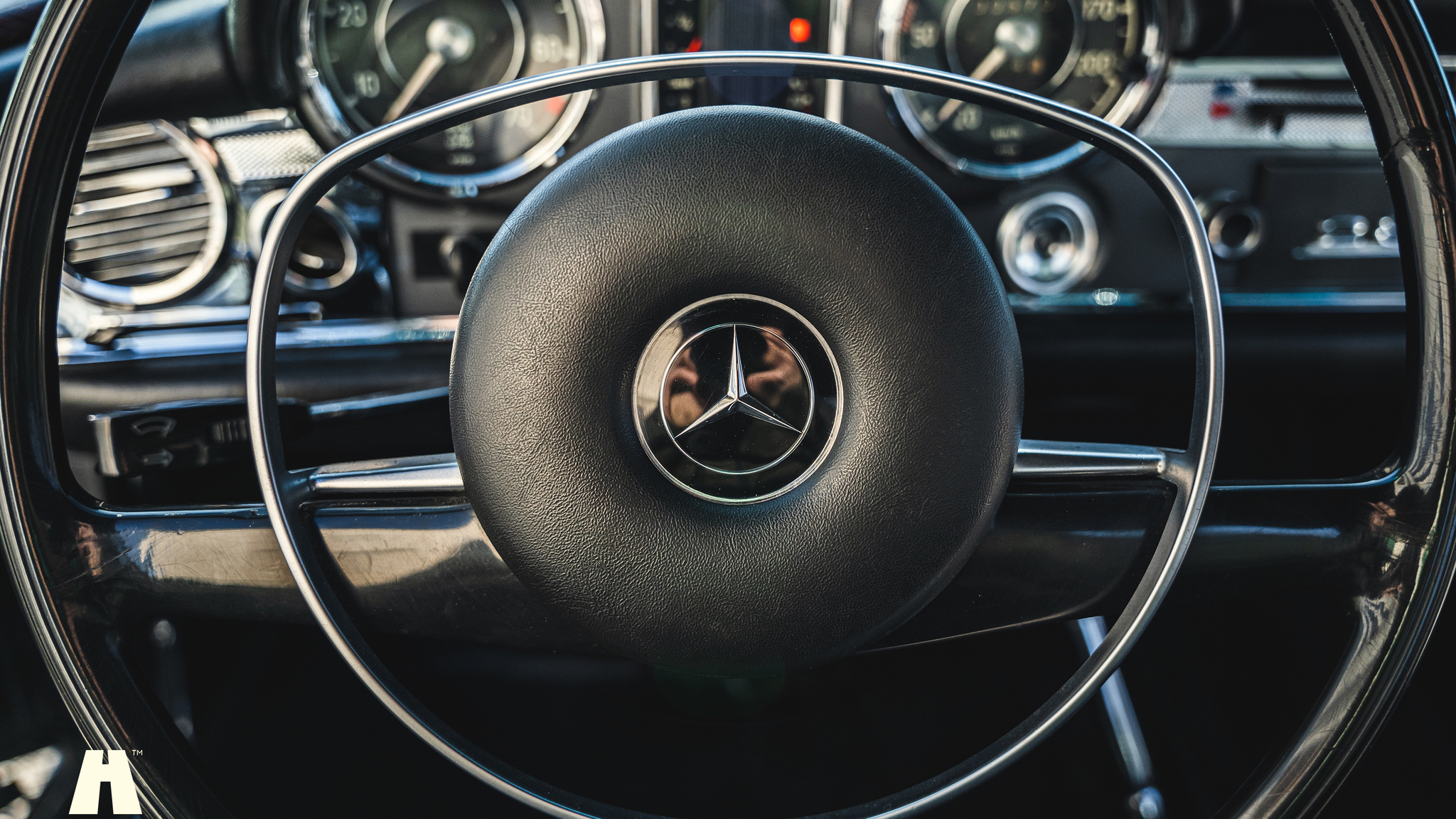 Interior image of 1970 Mercedes 280 SL Pagoda (21)