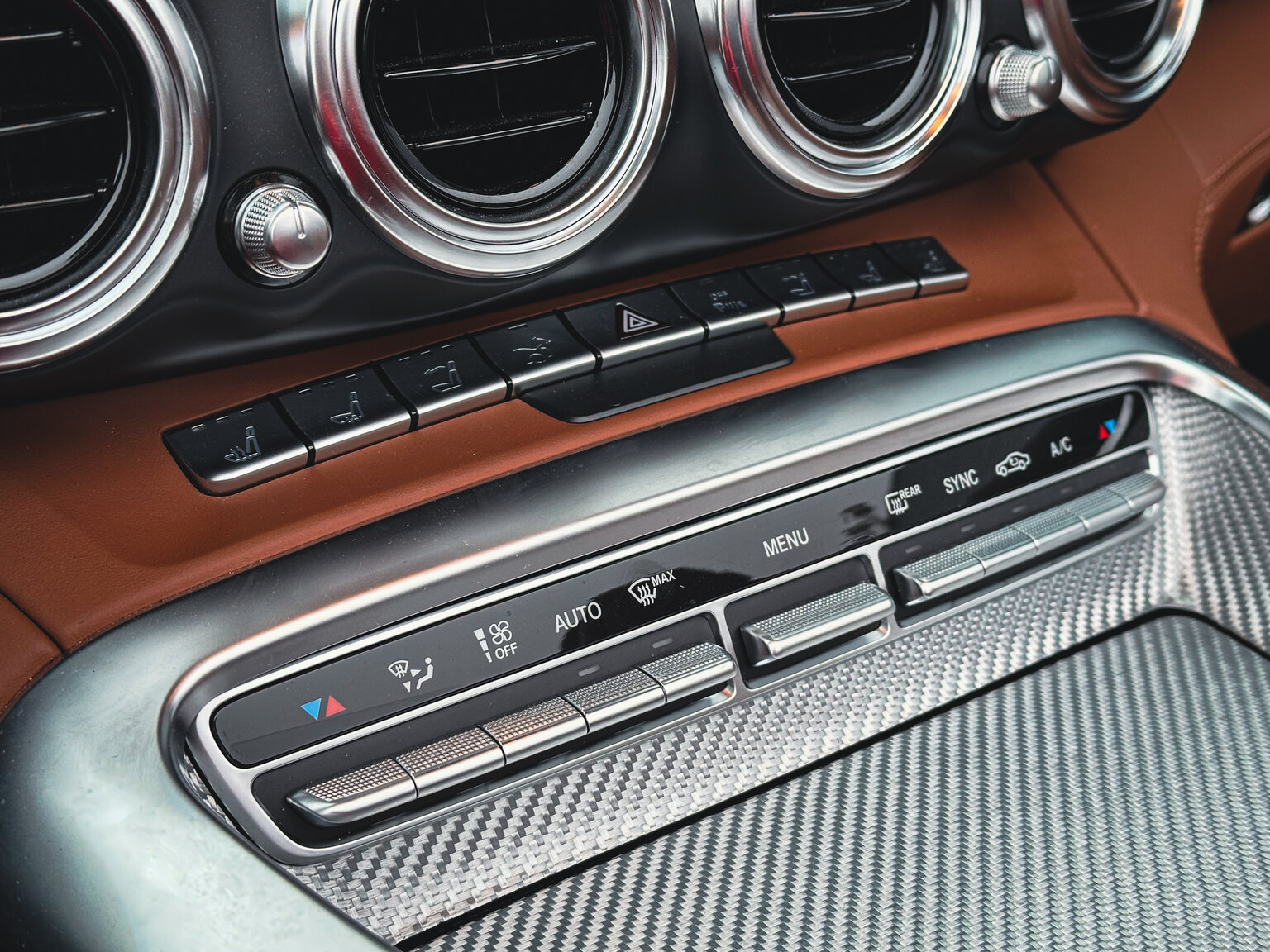 Innenraumfoto von 2018 Mercedes Benz AMG GT C