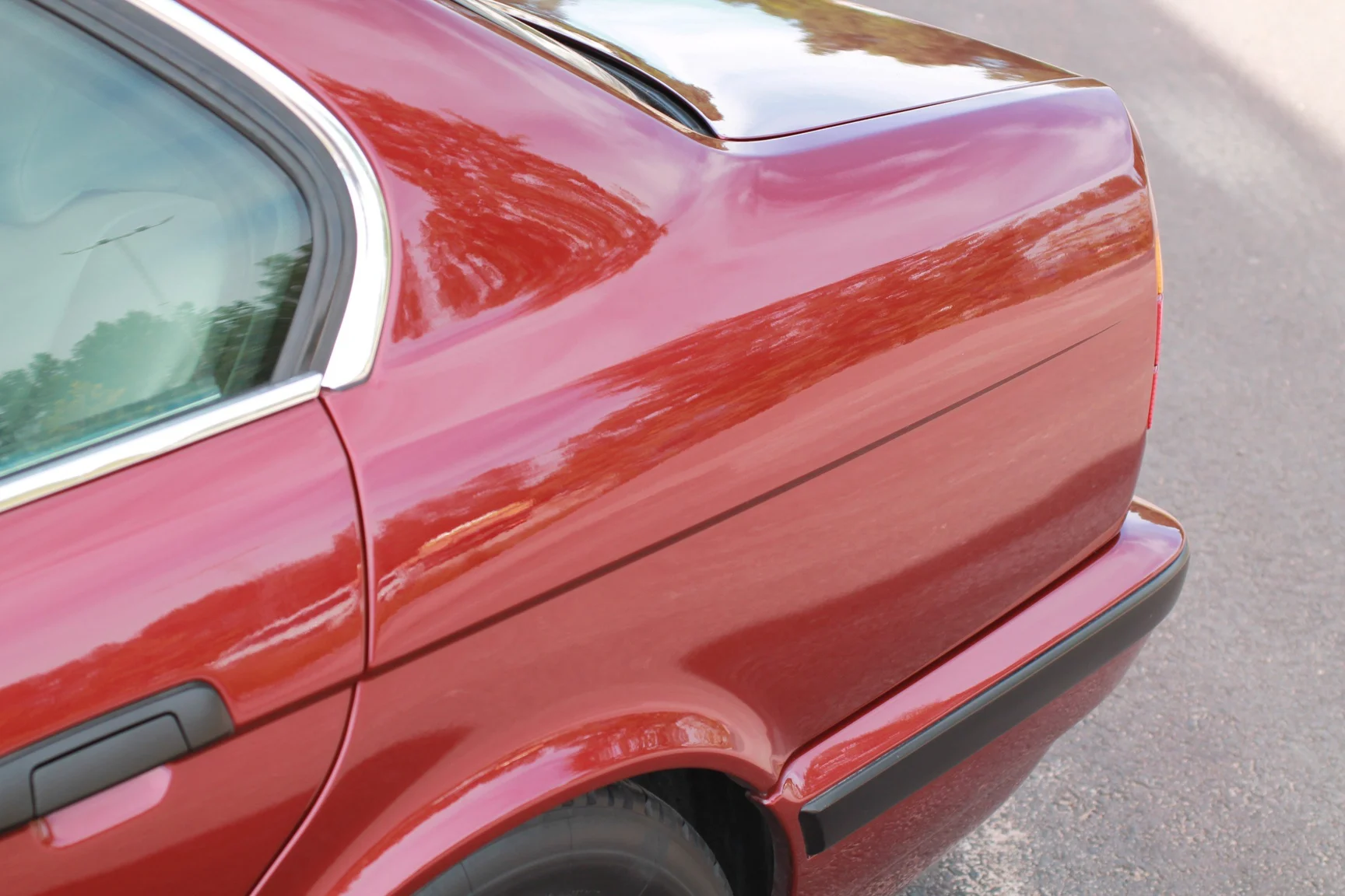 Exterior image of 1993 BMW 540i Sedan (139)