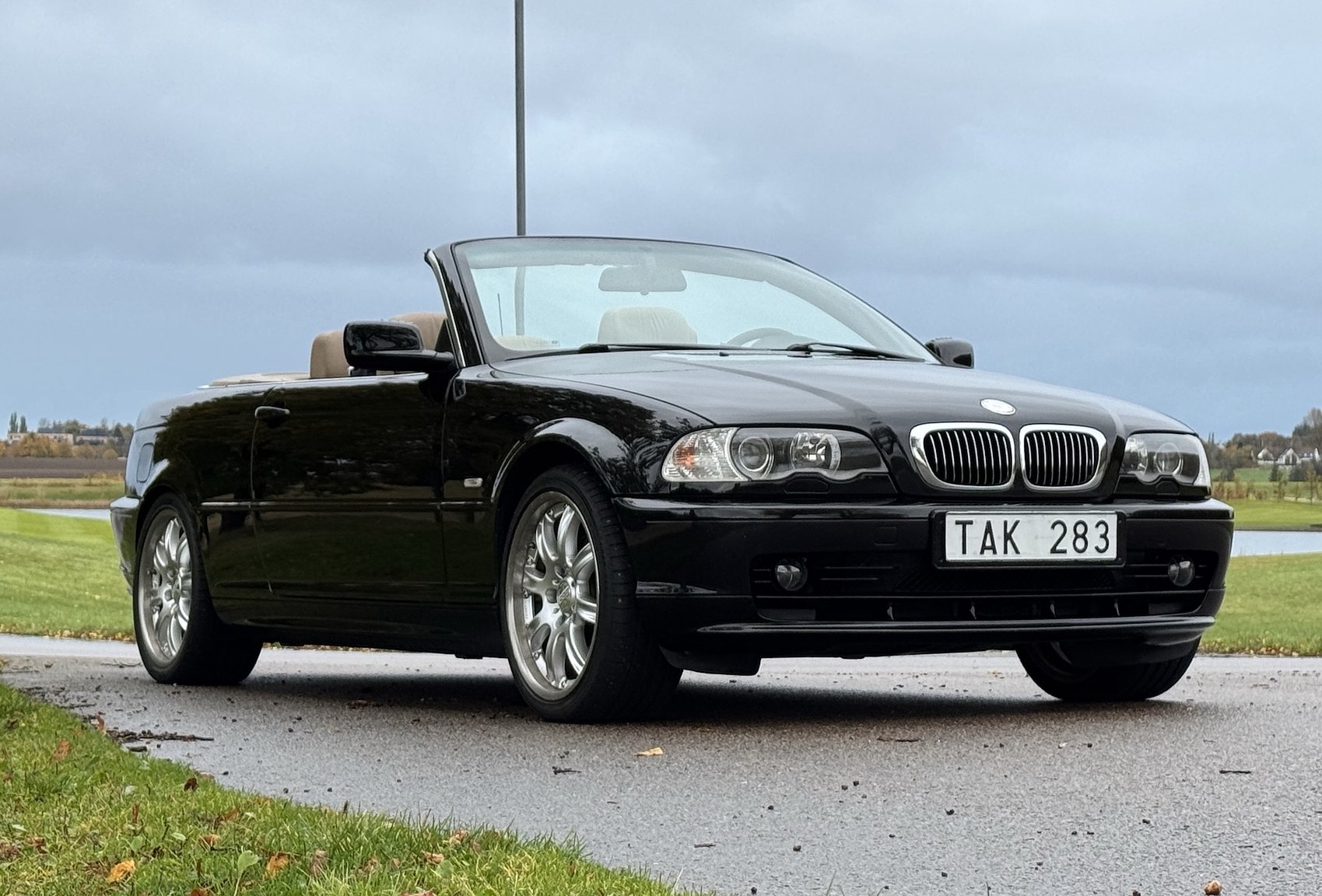 Exteriörbild på 2001 BMW 325IA CAB