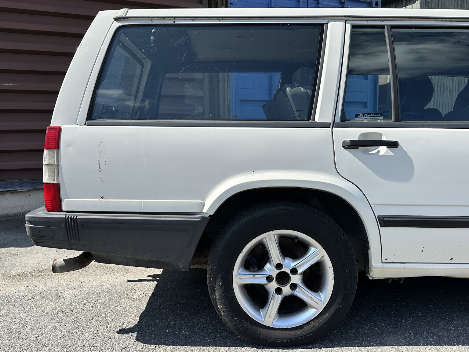 Exterior image of 1998 Volvo 945