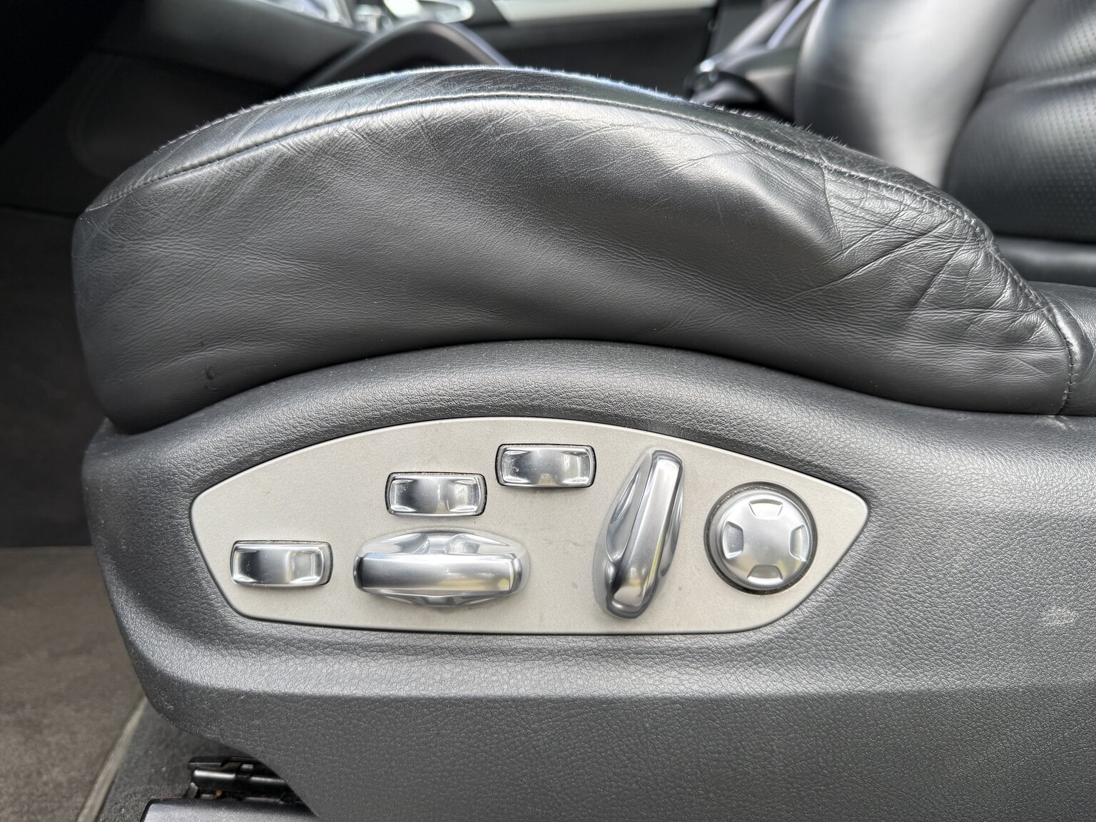 Interior image of 2013 Porsche Cayenne GTS