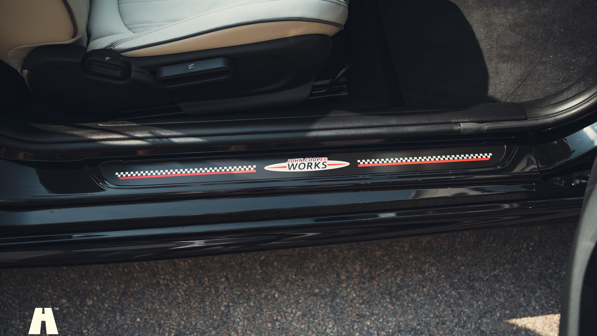 Innenraumfoto von 2021 Mini John Cooper Works Cabriolet  (25)