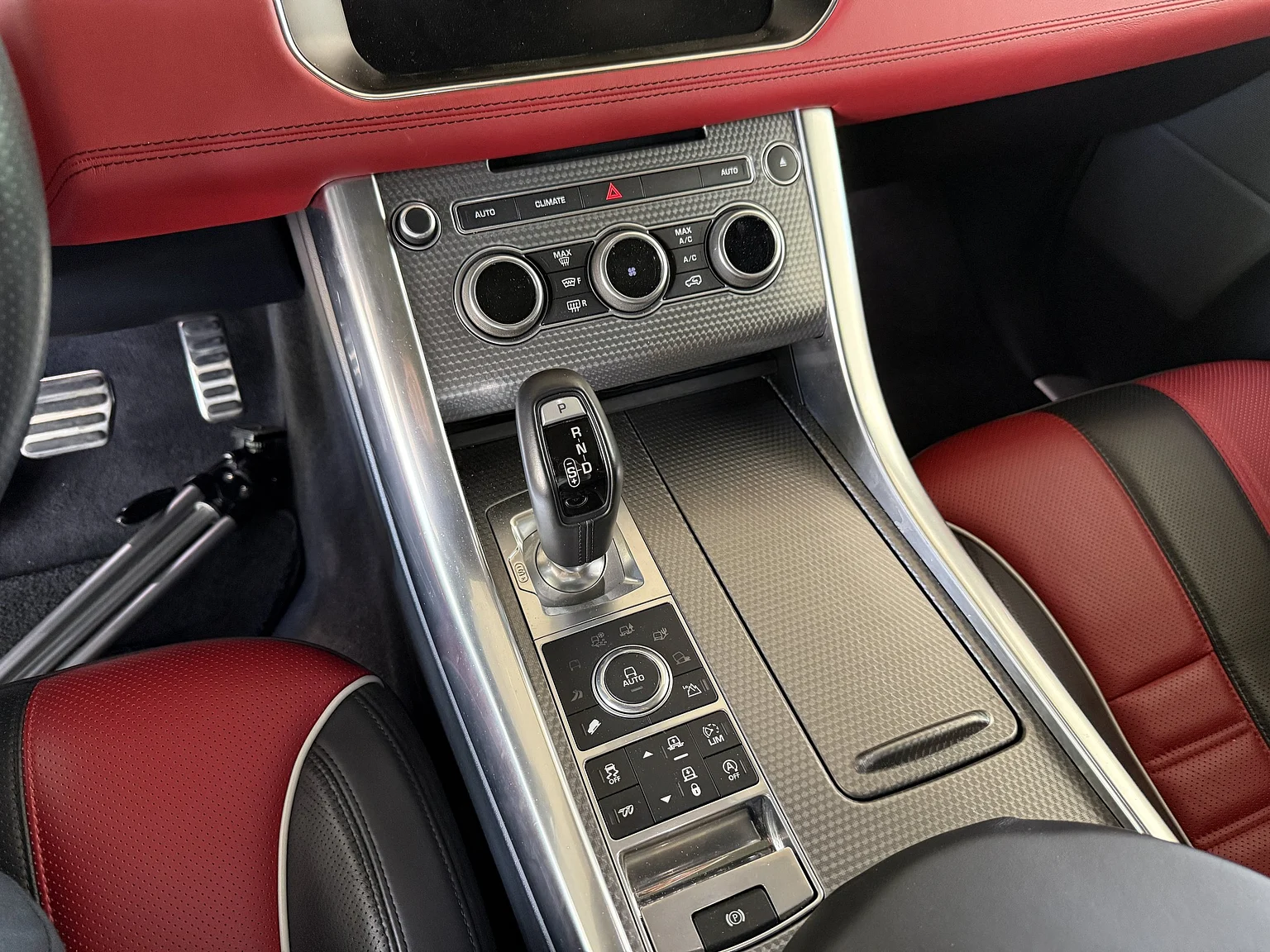 Interior image of 2017 Range Rover Sport SVR (35)