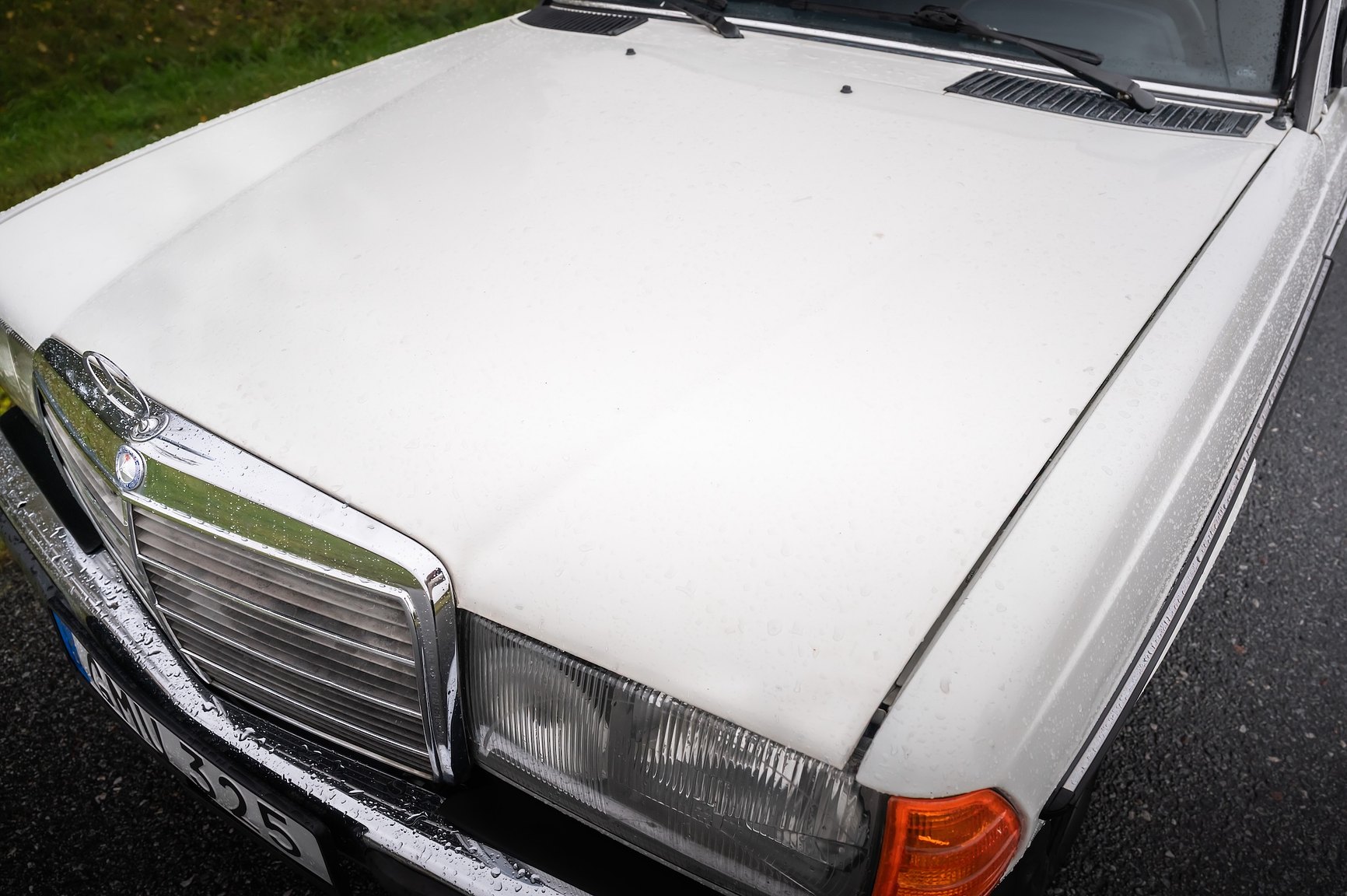 Exterior image of 1985 Mercedes-Benz 200 Automatic