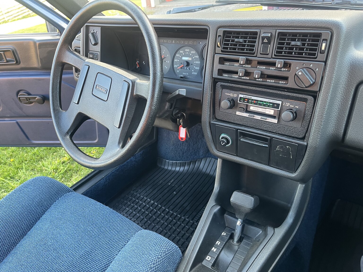 Interior image of 1983 Volvo 340 (4)
