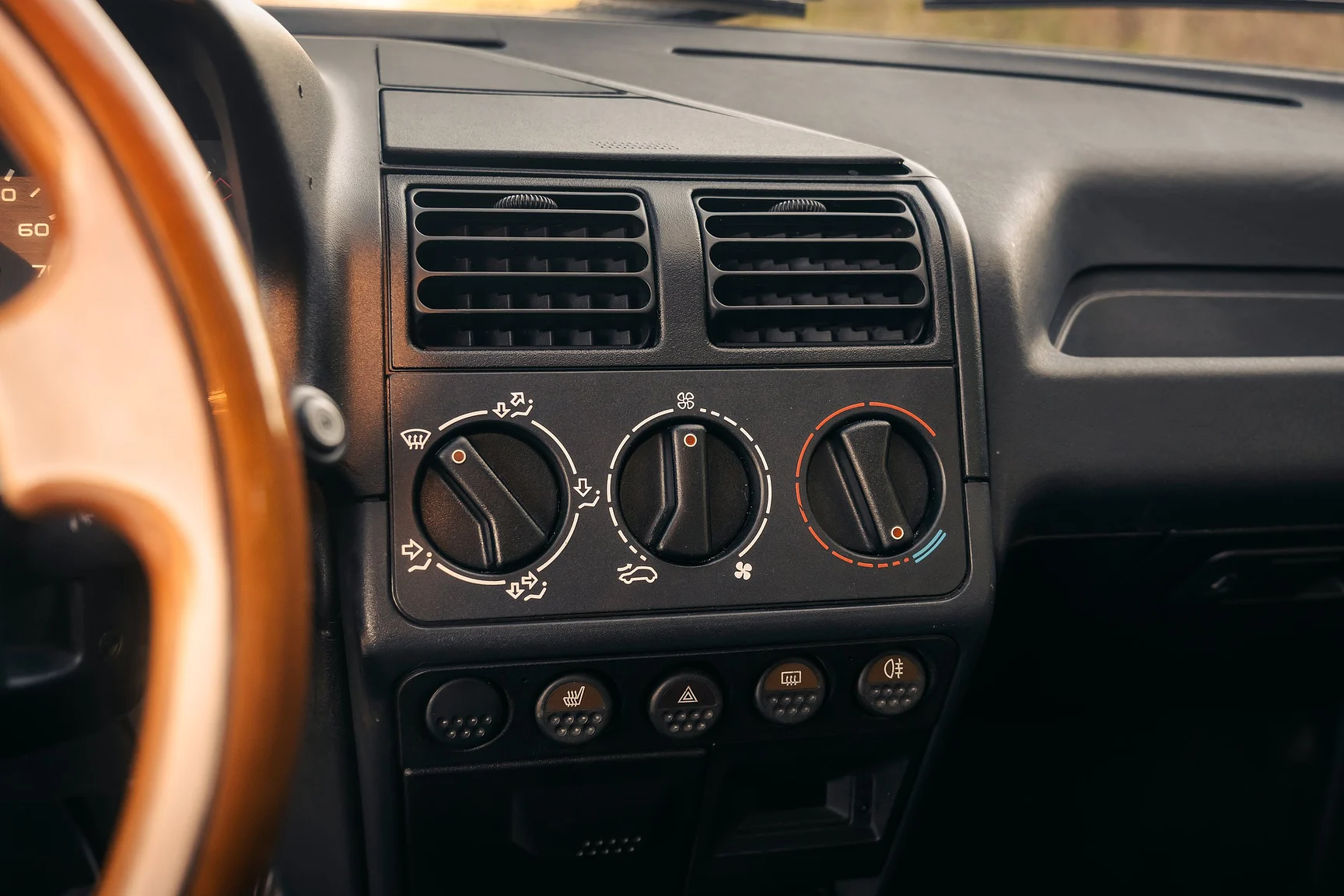 Innenraumfoto von 1991 Peugeot 205 GTI 1.9 Monte Carlo (13)