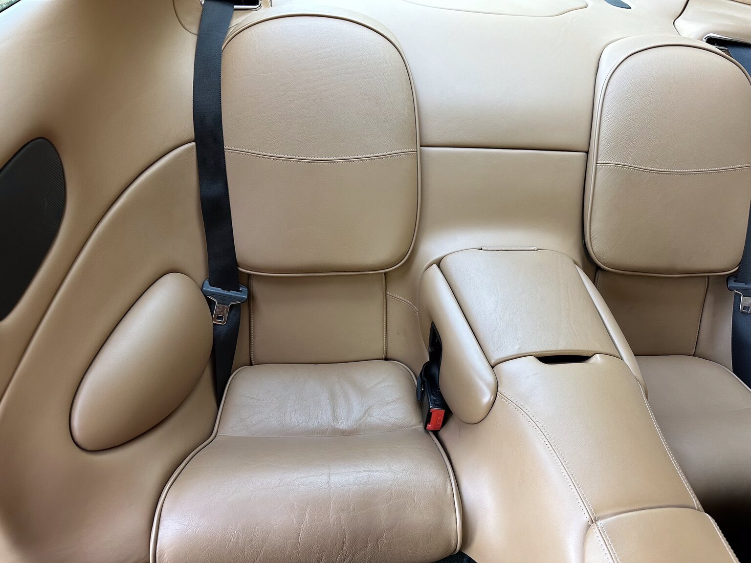 Innenraumfoto von 2003 Aston Martin DB7