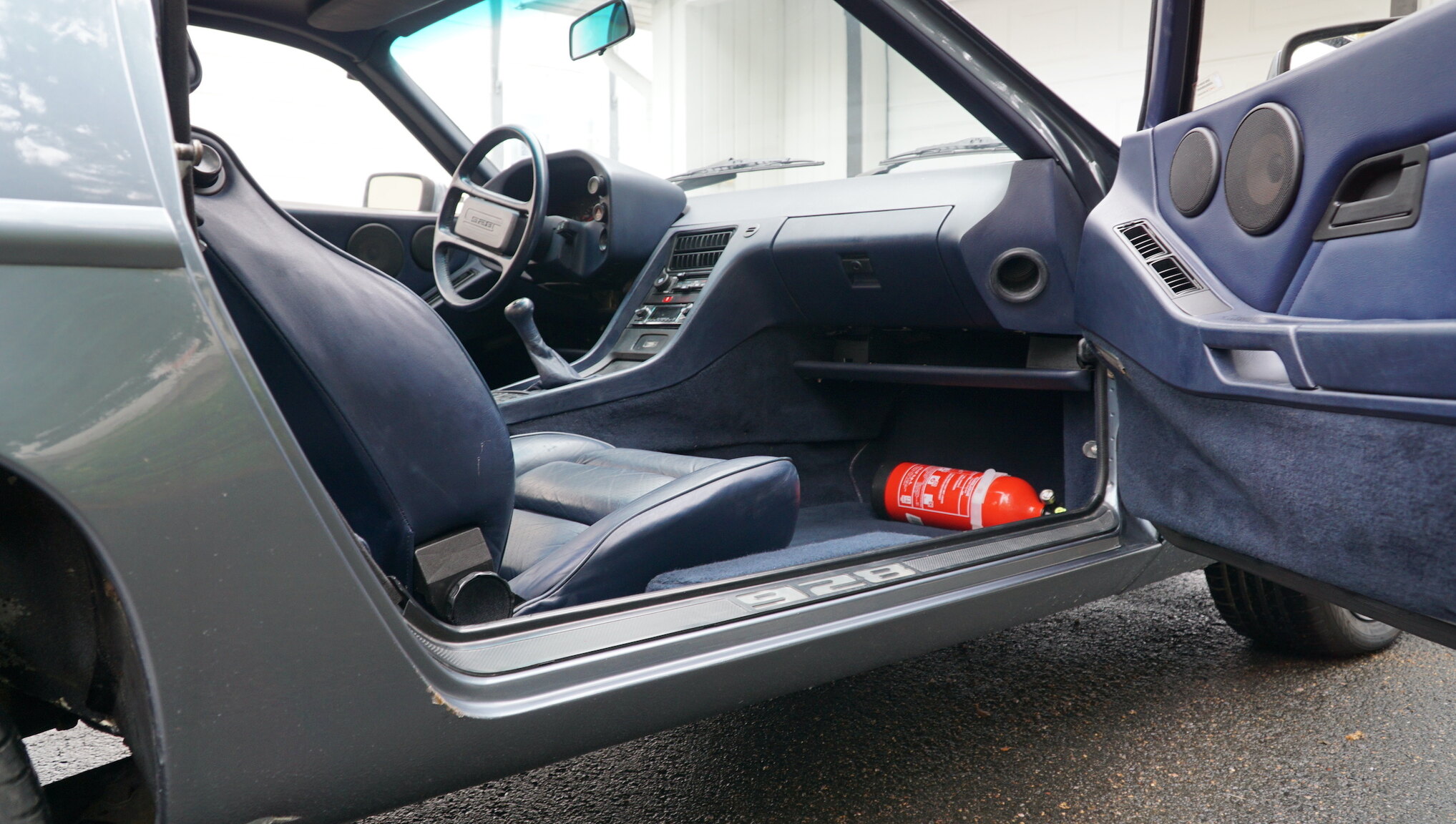 Exteriörbild på 1983 Porsche 928S (36)