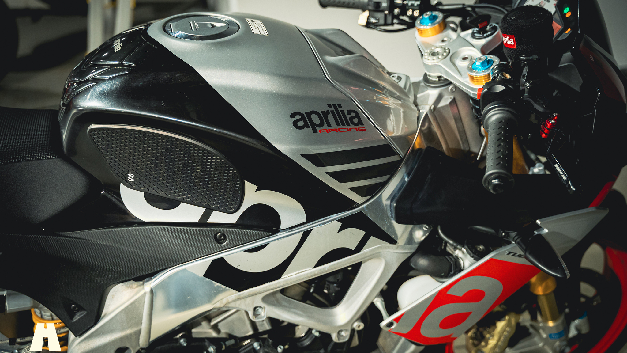 Exterior image of 2016 Aprilia Tuono V4 Factory