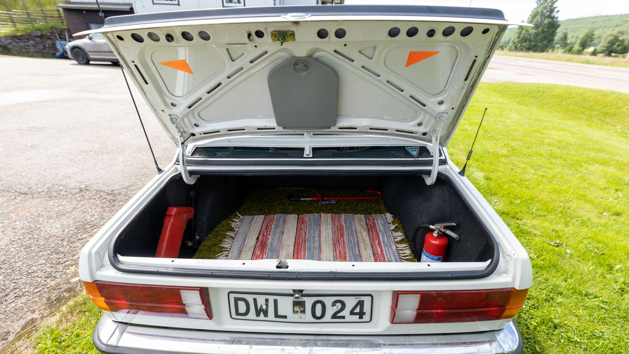 Innenraumfoto von 1984 BMW 320i sedan