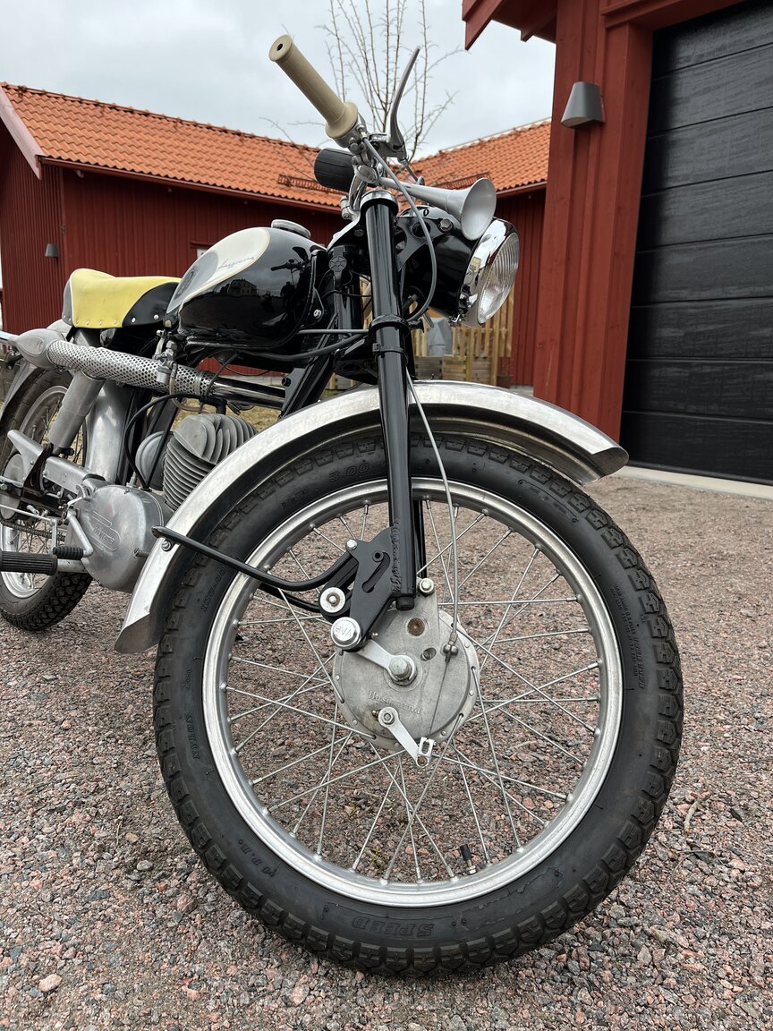 Exteriörbild på 1958 Husqvarna 283 "Guldpilen"