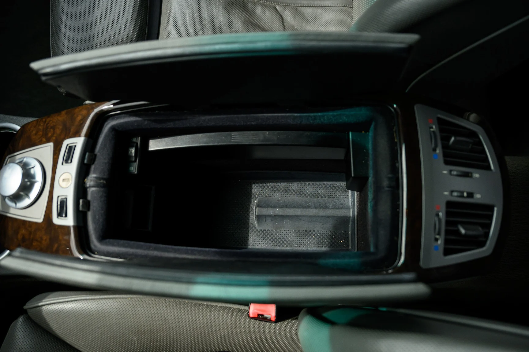 Interior image of 2001 BMW 745i (28)
