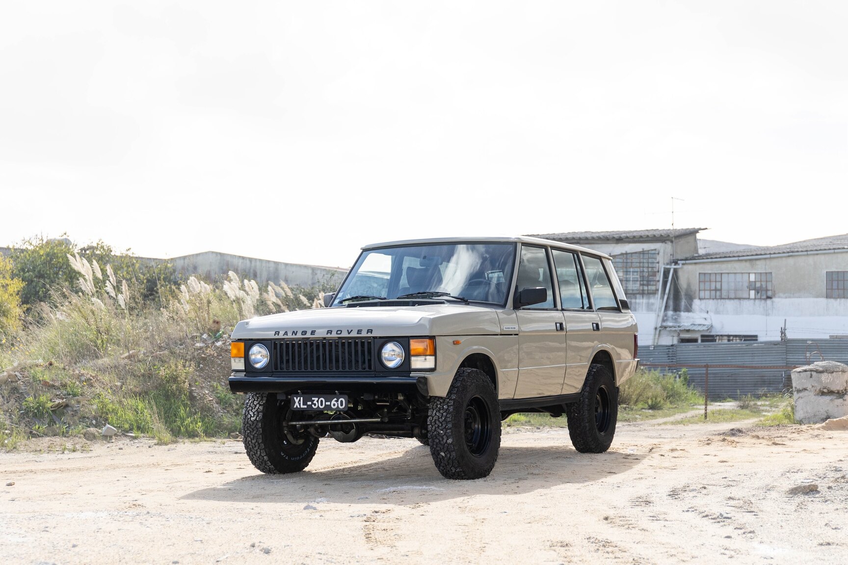 Exteriörbild på 1991 Range Rover Restomod