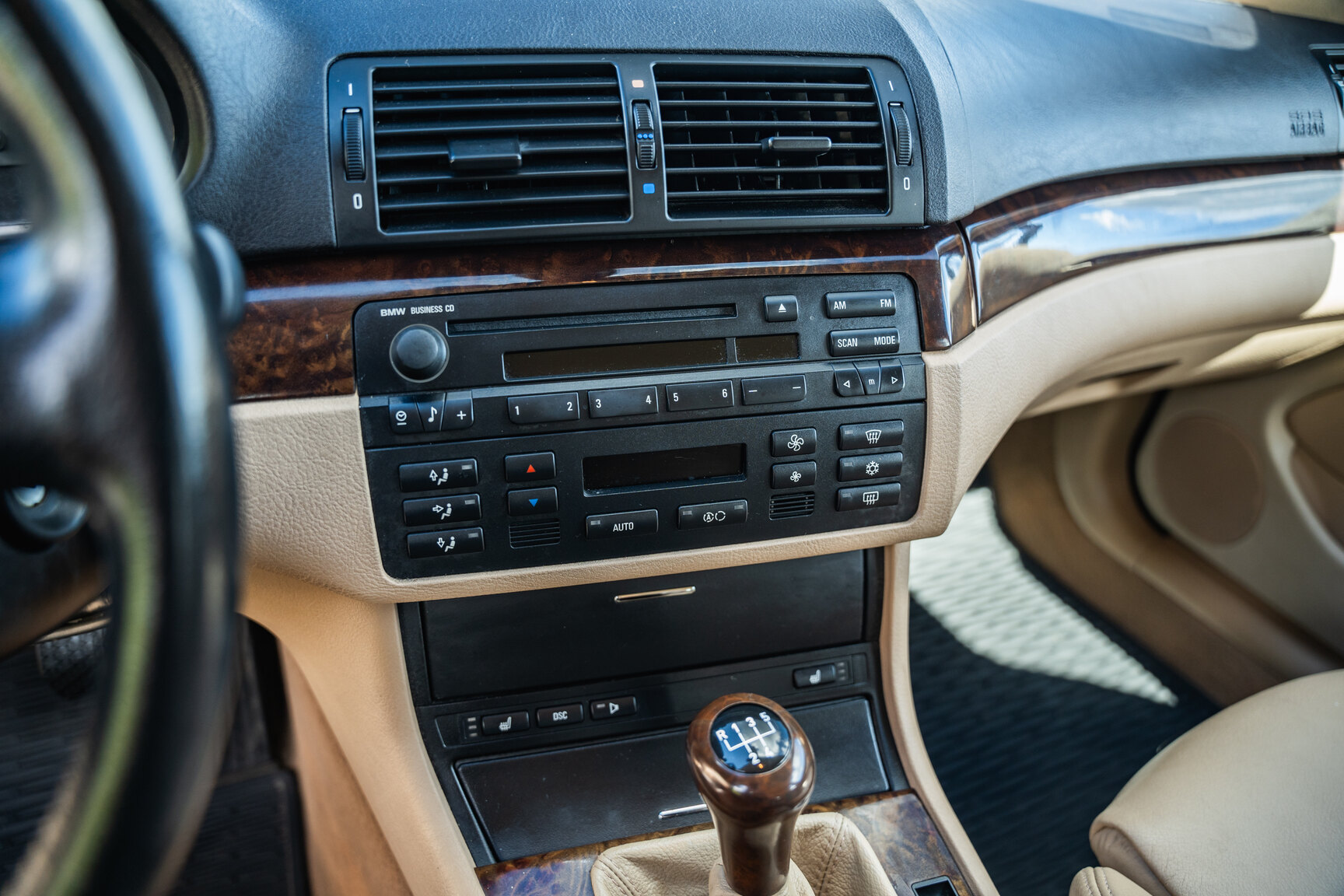 Interior image of 2003 BMW 320i Touring