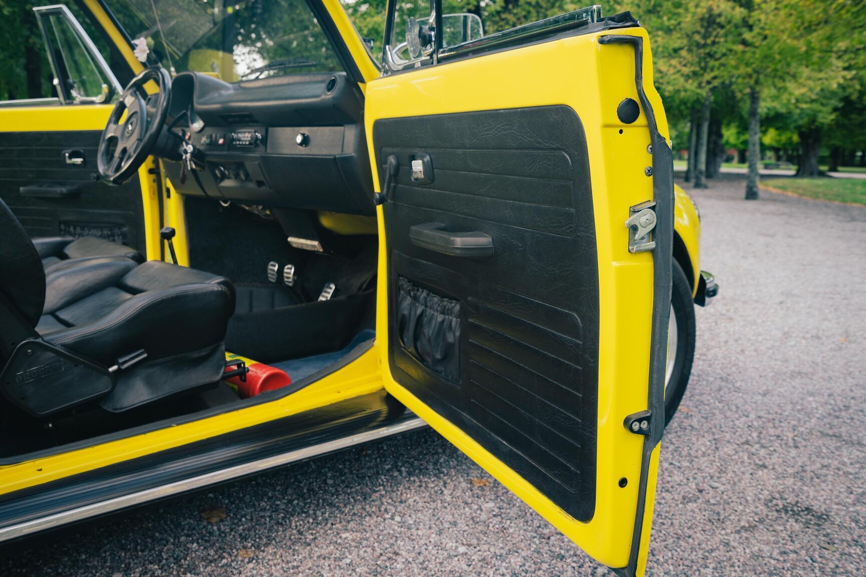 Interior image of 1973 Volkswagen Bubbla Karmann 1303 LS (25)