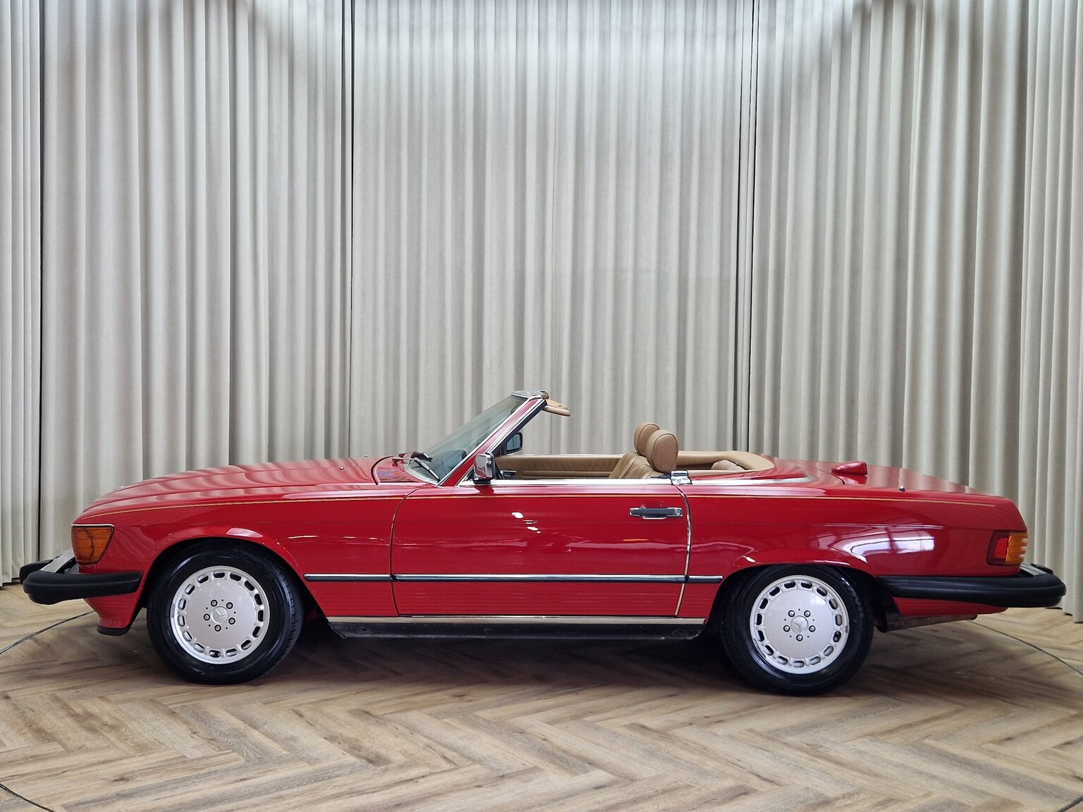 Exterior image of Mercedes-Benz 560SL