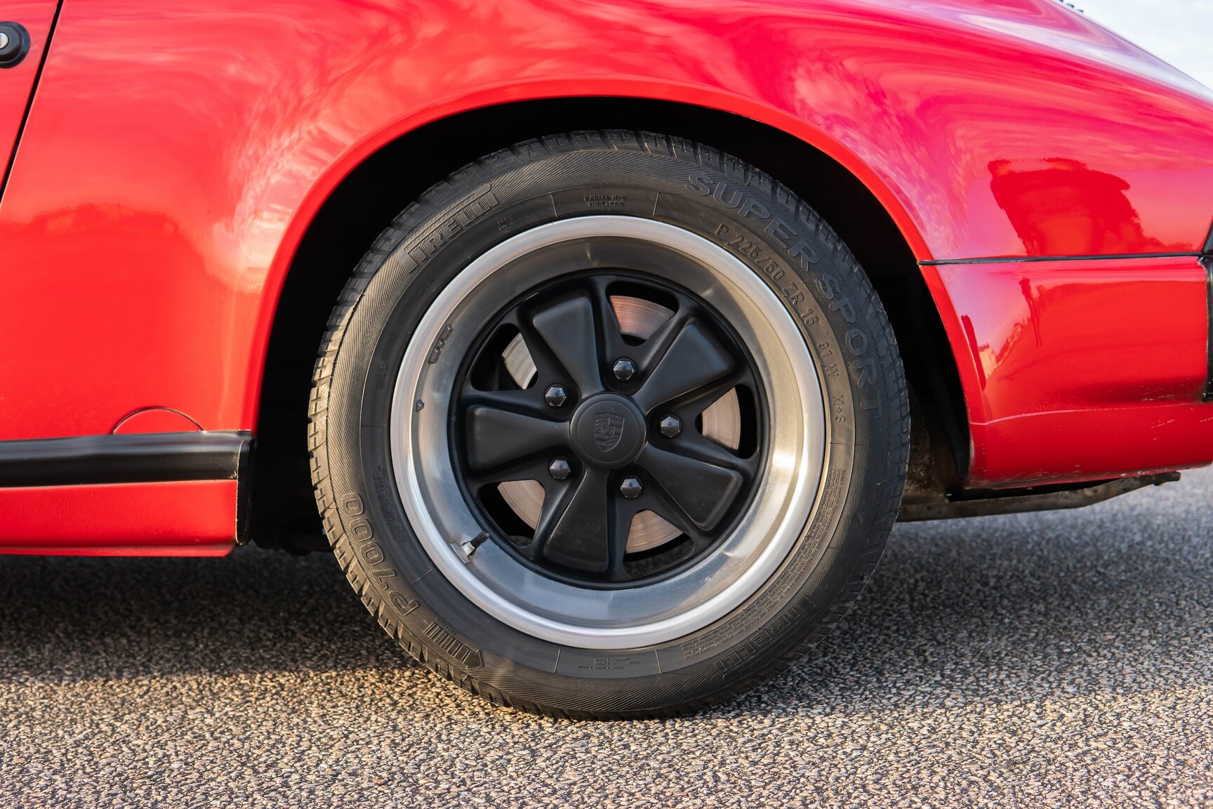 Exteriörbild på 1987 Porsche 911 Carrera Cab 3.2