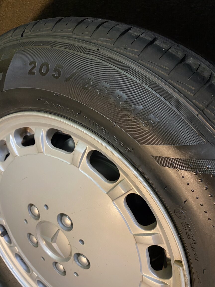 Exterior image of 1988 Mercedes-Benz 300 SE (13)