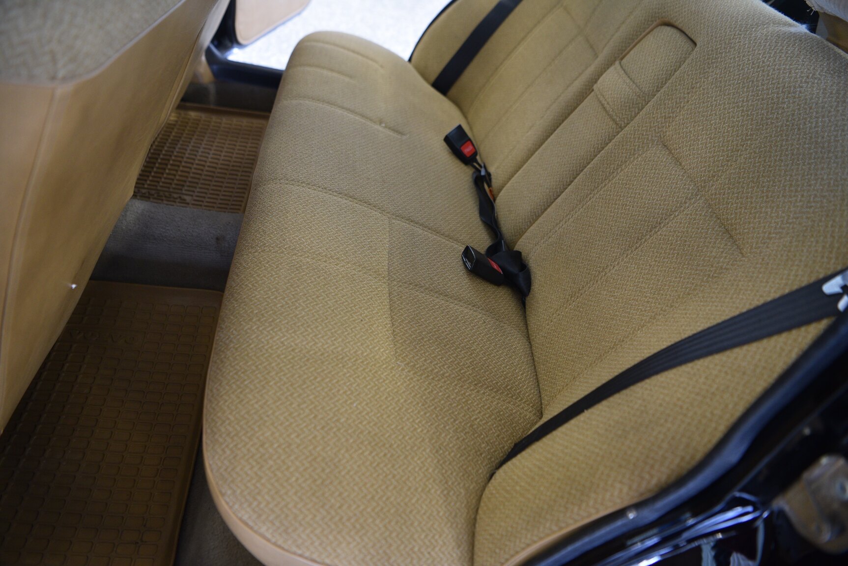 Interior image of 1986 Volvo 240 DL (12)
