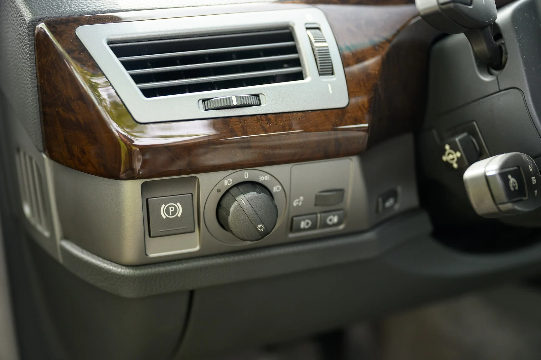 Innenraumfoto von 2001 BMW 745i (74)