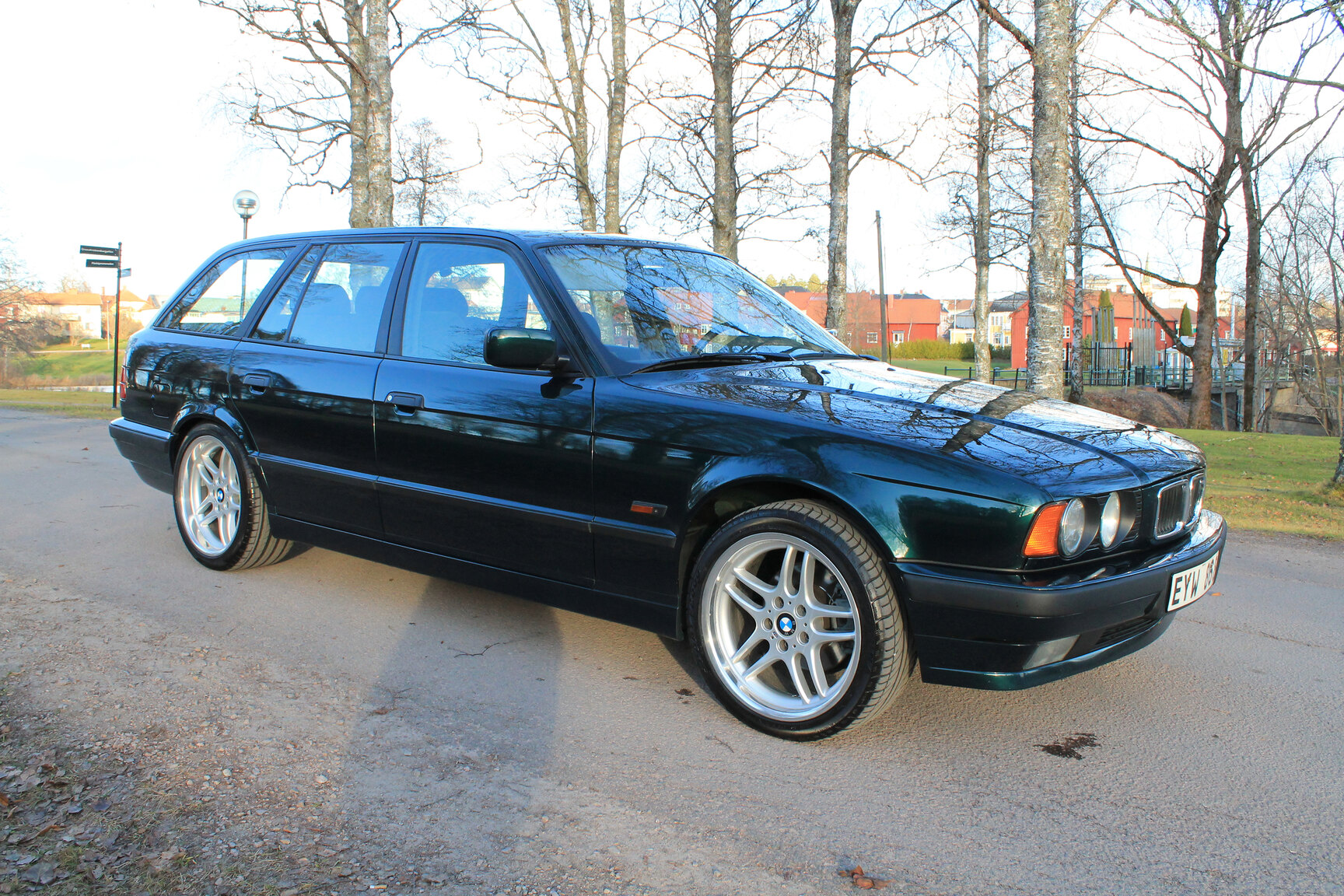 Exterior image of 1996 BMW 520i Touring