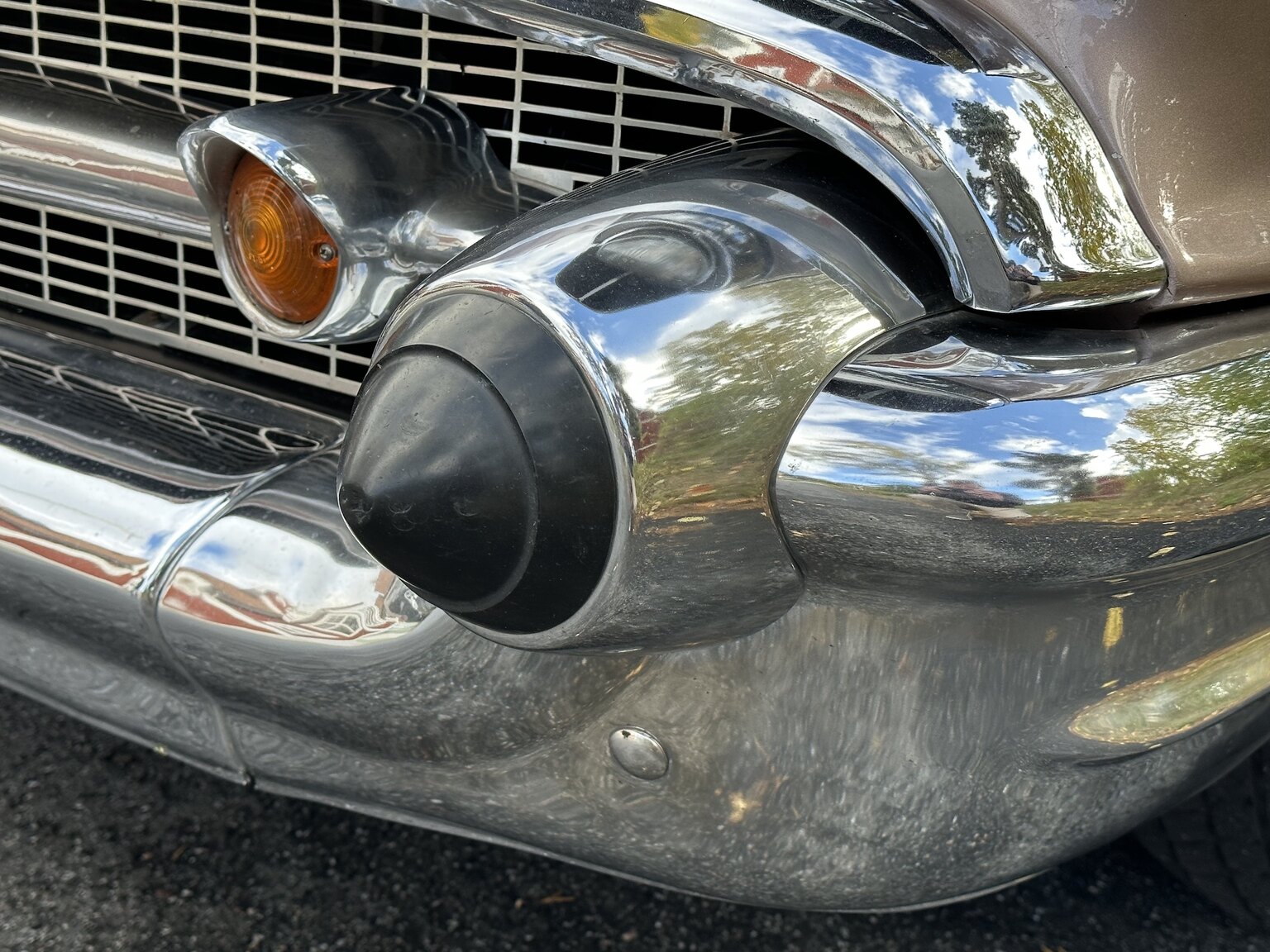 Exteriörbild på 1957 Chevrolet Two-Ten Restomod (45)