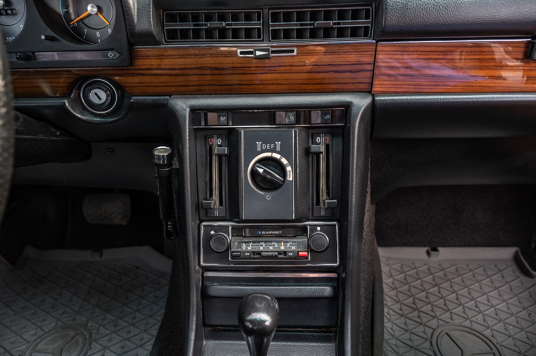 Interior image of 1975 Mercedes-Benz 280 SE 