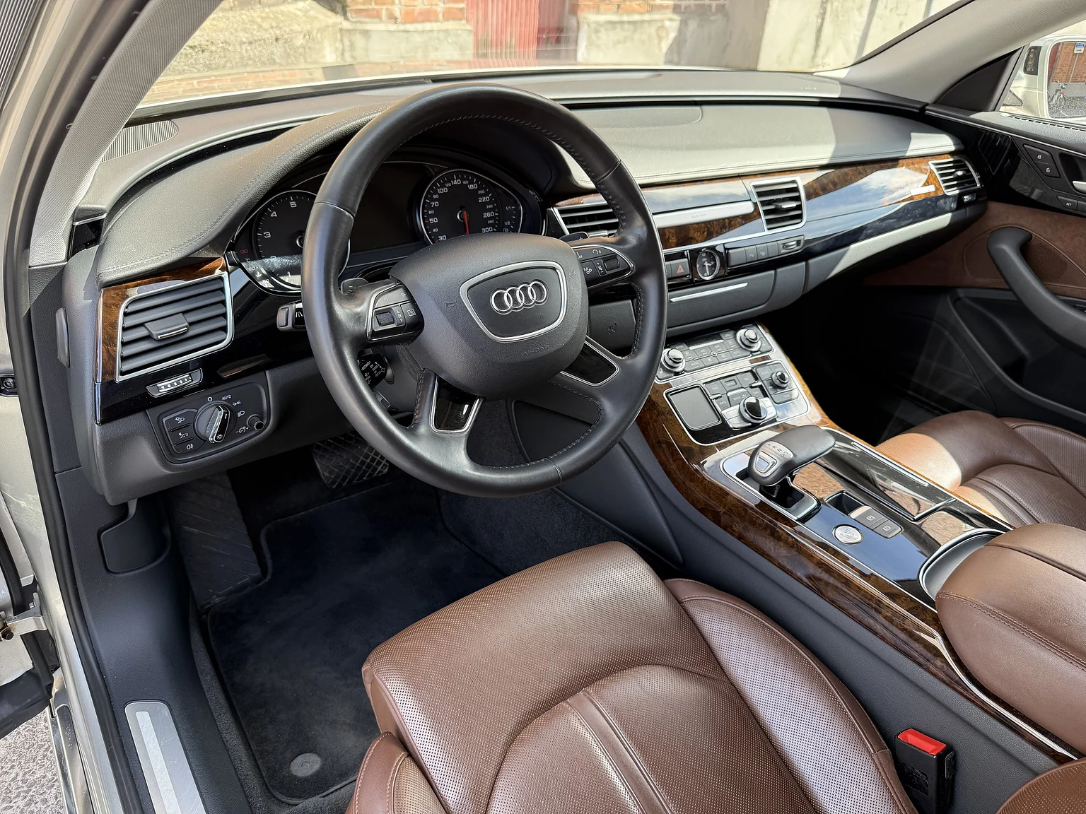 Innenraumfoto von 2014 Audi A8 4.0 TFSI (1)