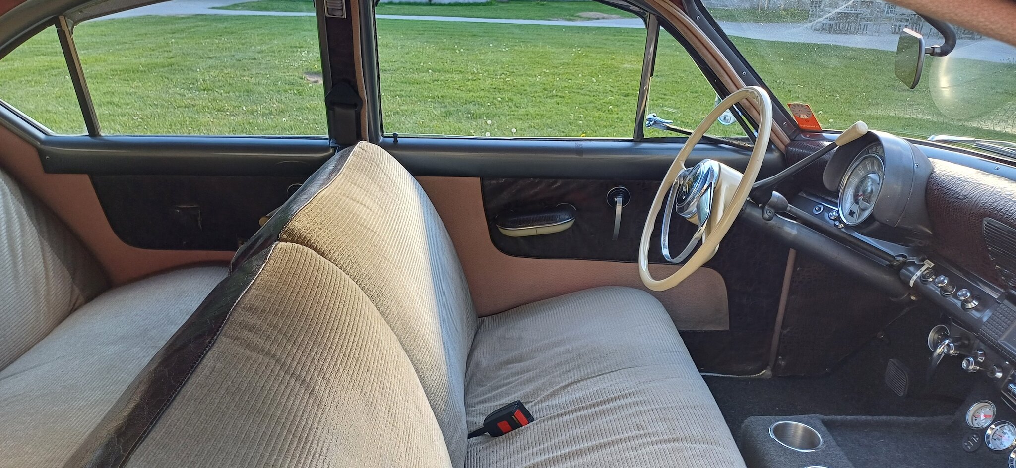 Interiörbild 1953 Kaiser Deluxe Club 2-door