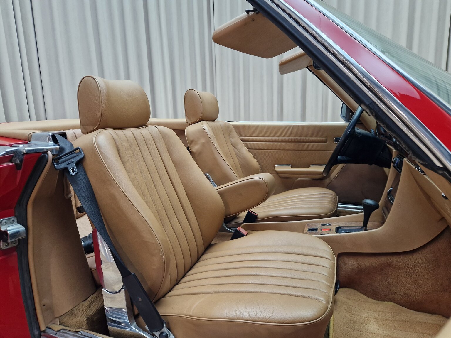 Interior image of Mercedes-Benz 560SL